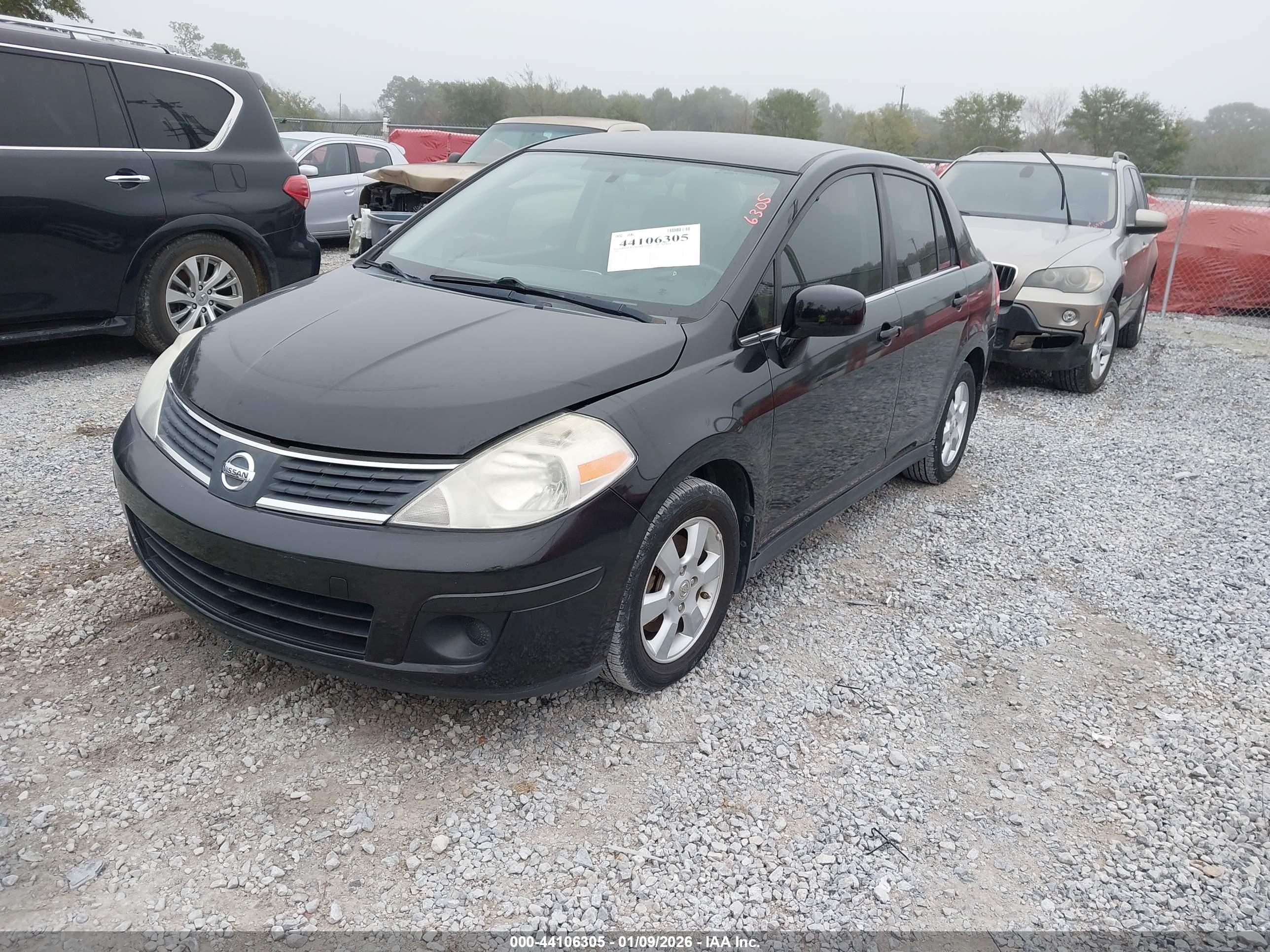 NISSAN VERSA image 2