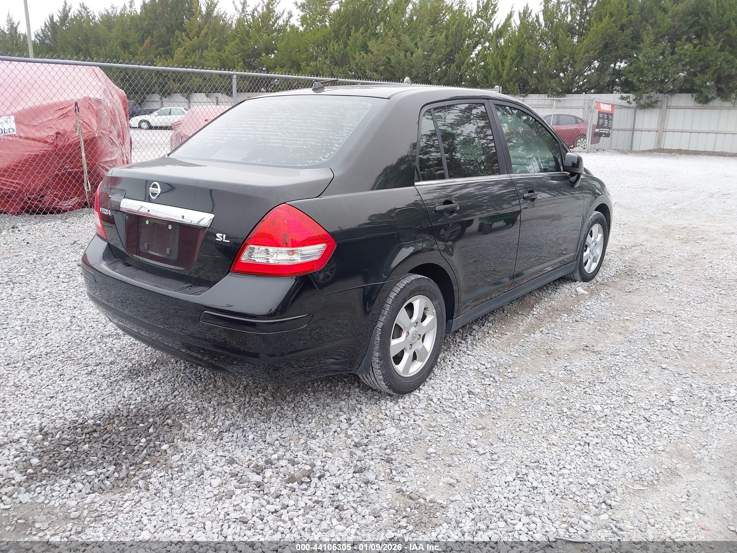 NISSAN VERSA image 4