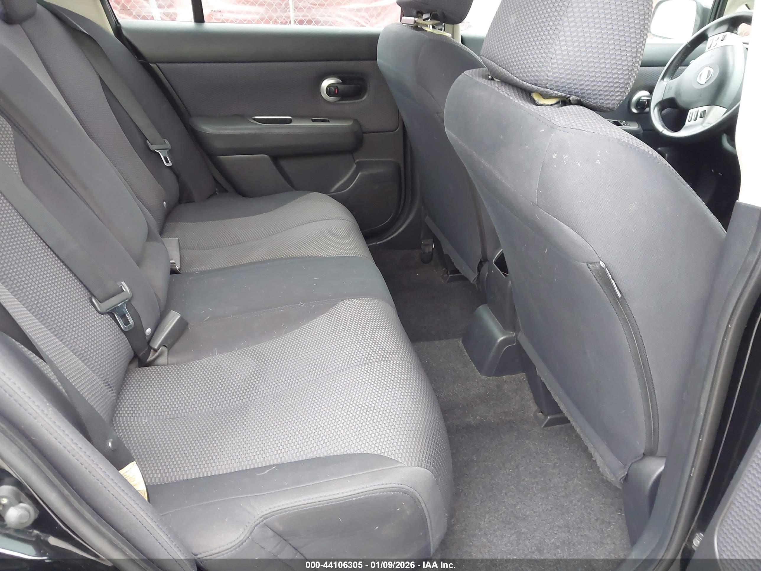 NISSAN VERSA image 8