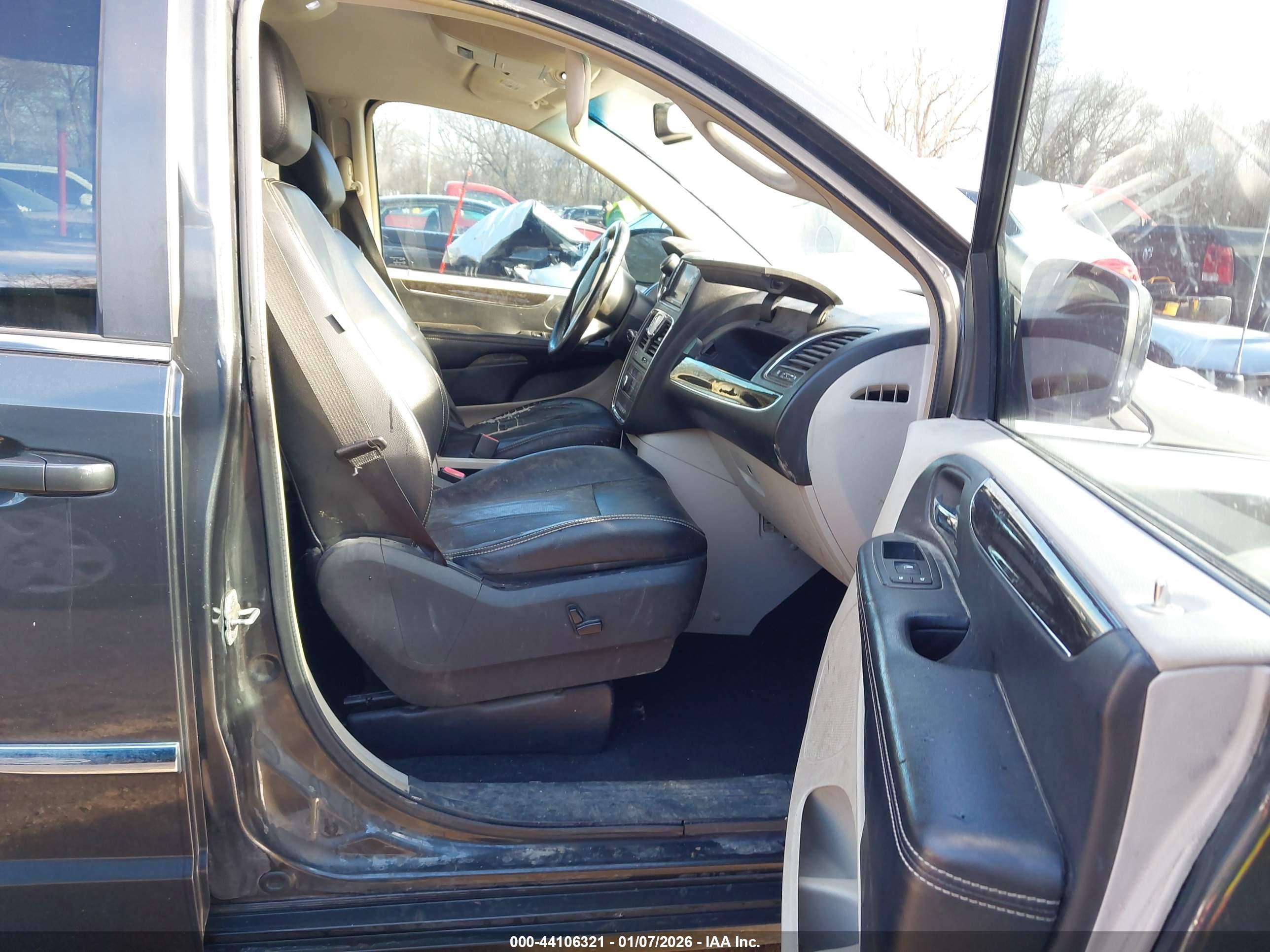 CHRYSLER TOWN image 5