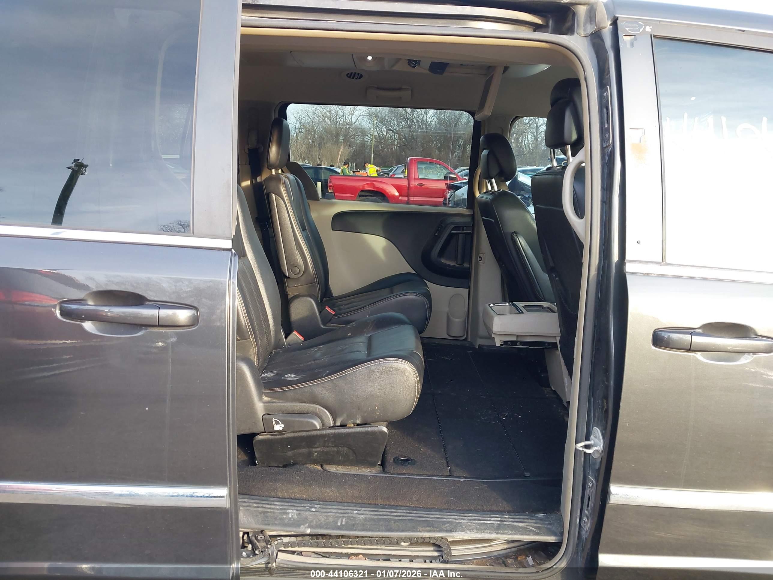 CHRYSLER TOWN image 8