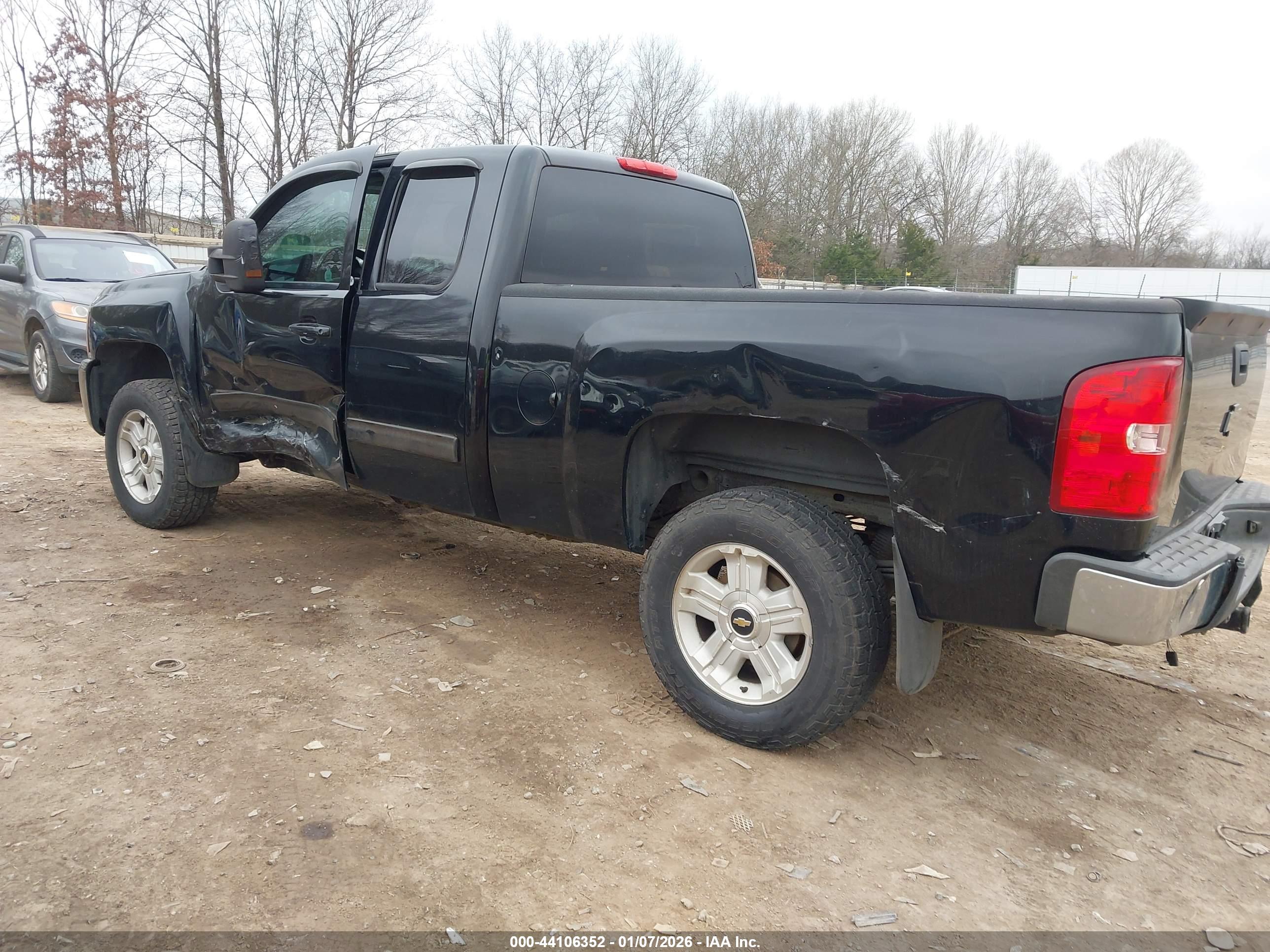 CHEVROLET SILVERADO image 3