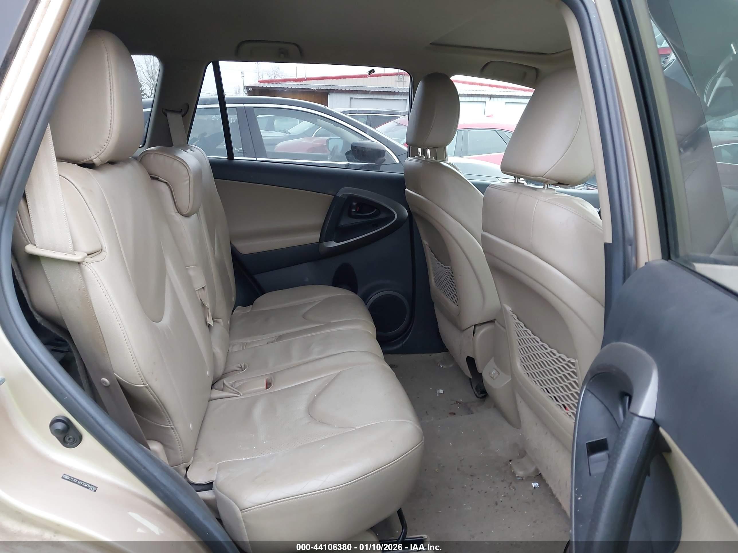 TOYOTA RAV4 image 8