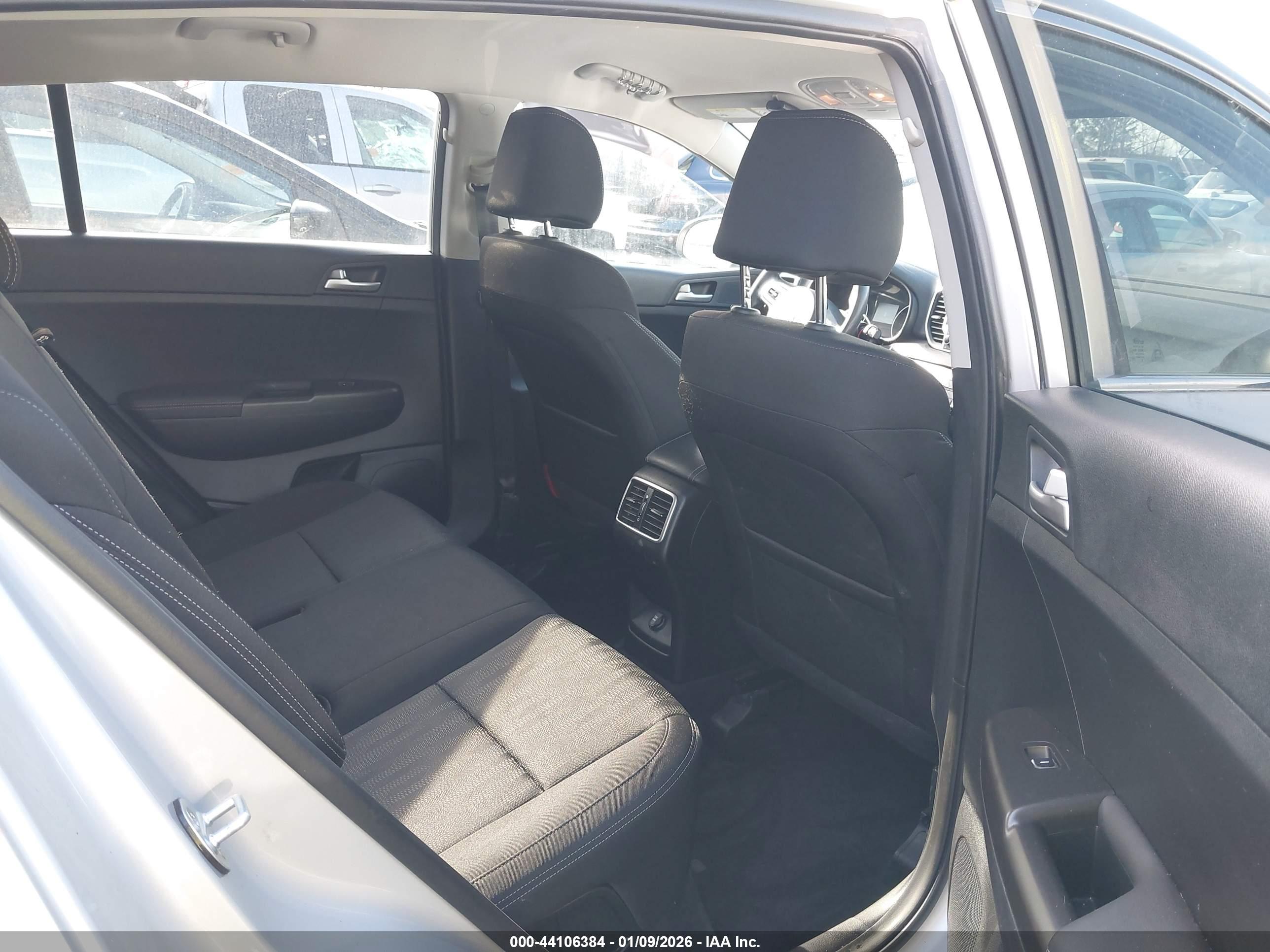 KIA SPORTAGE image 8