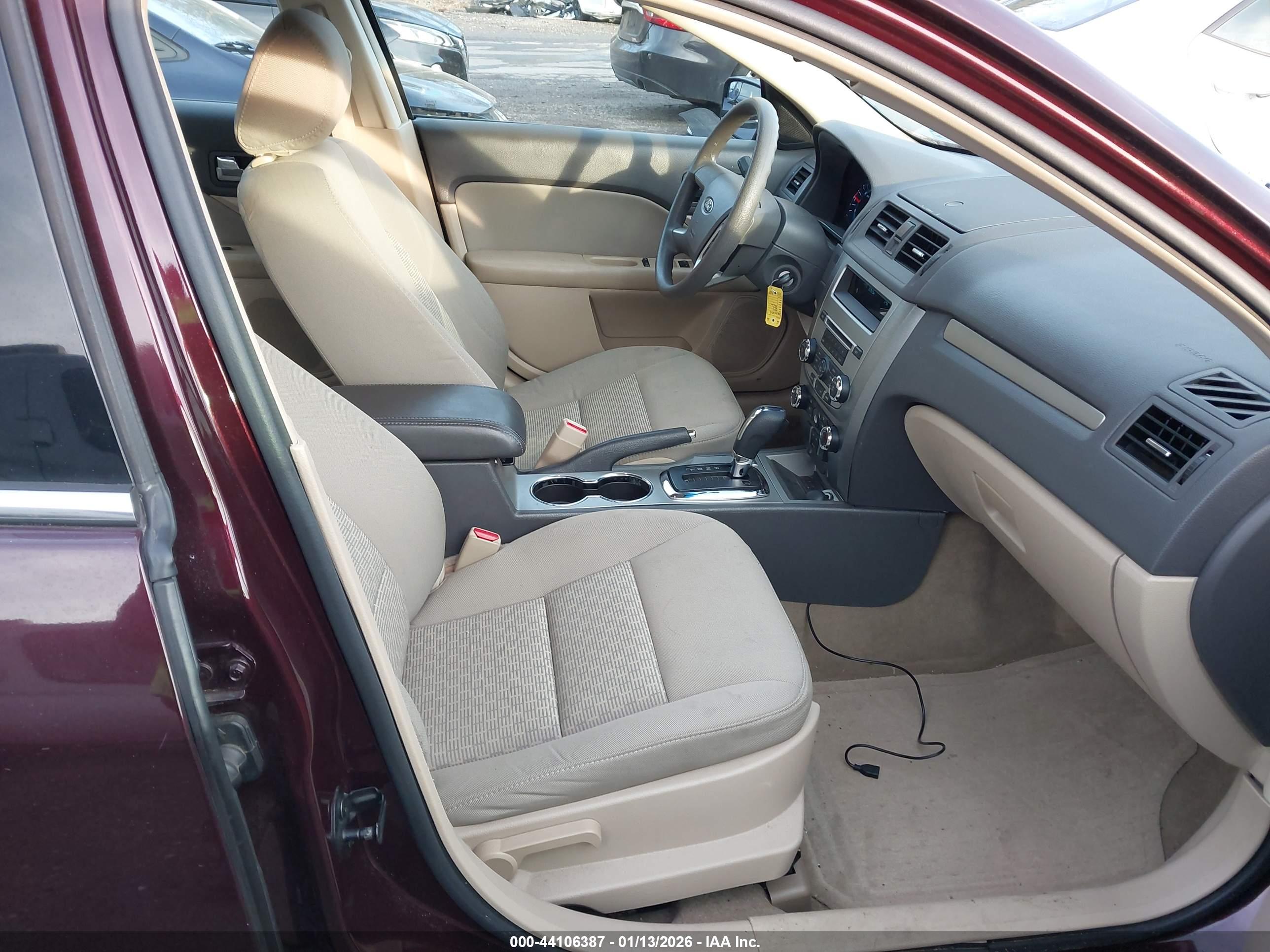 FORD FUSION image 5