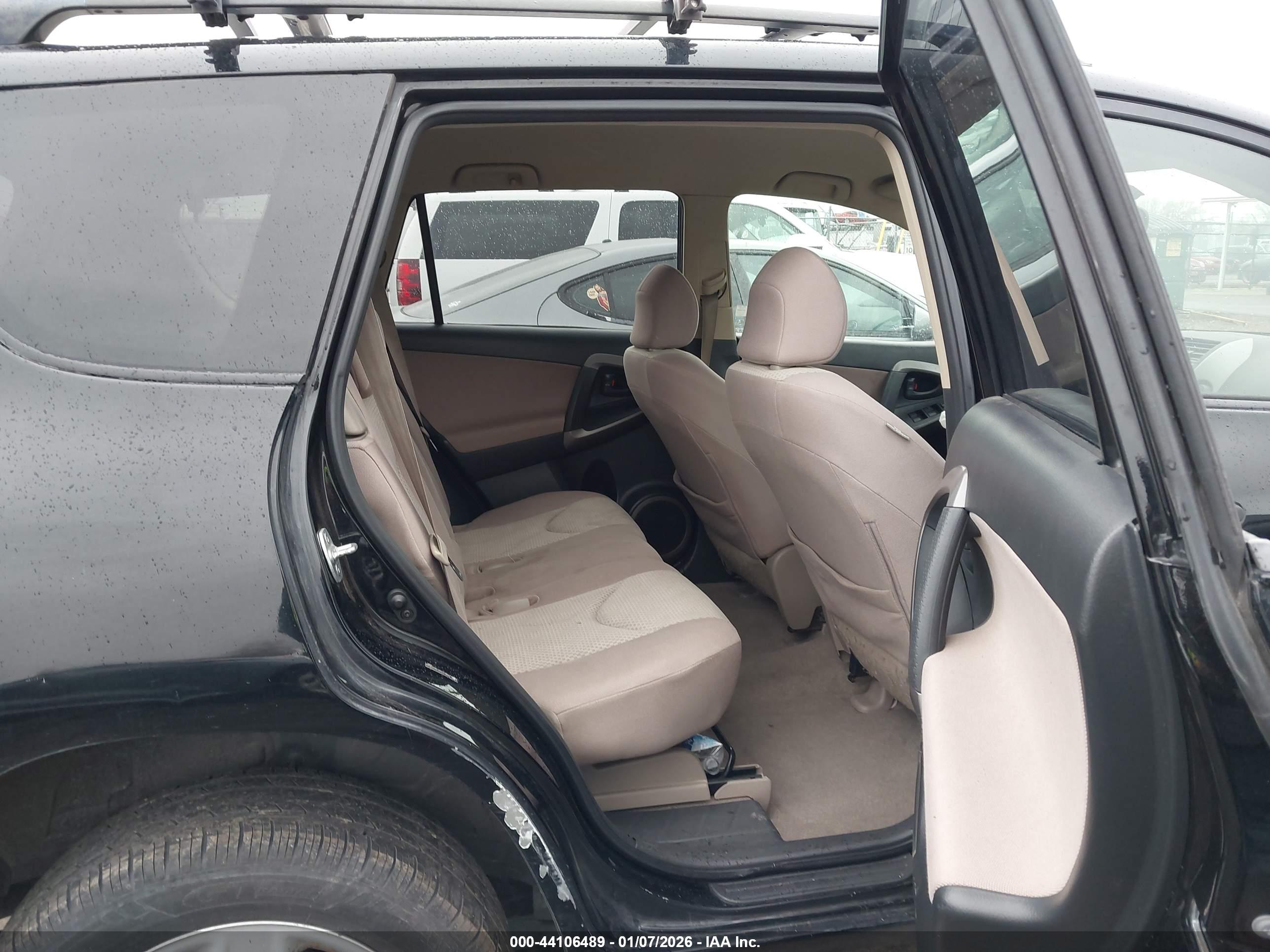 TOYOTA RAV4 image 8