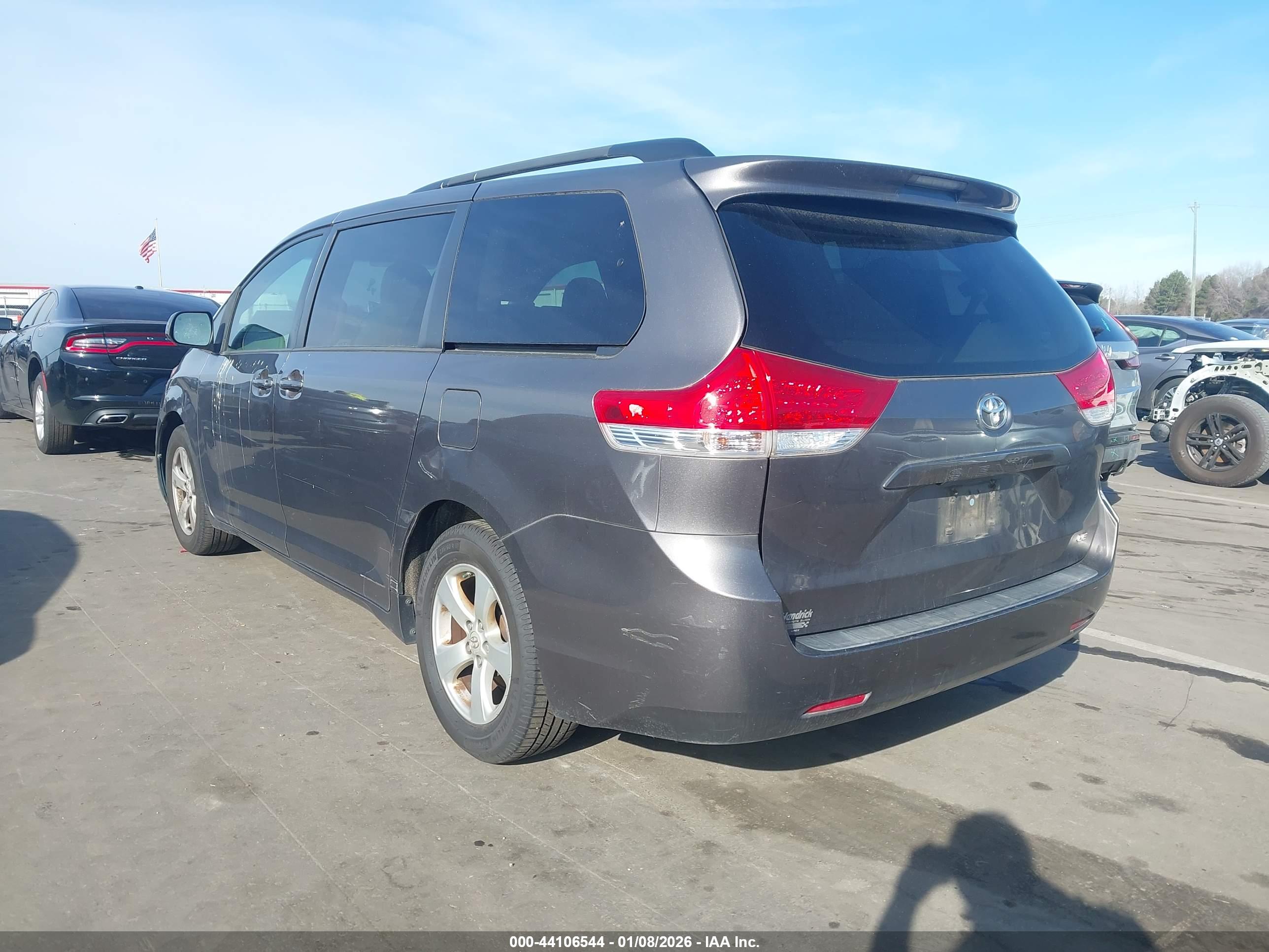TOYOTA SIENNA image 3