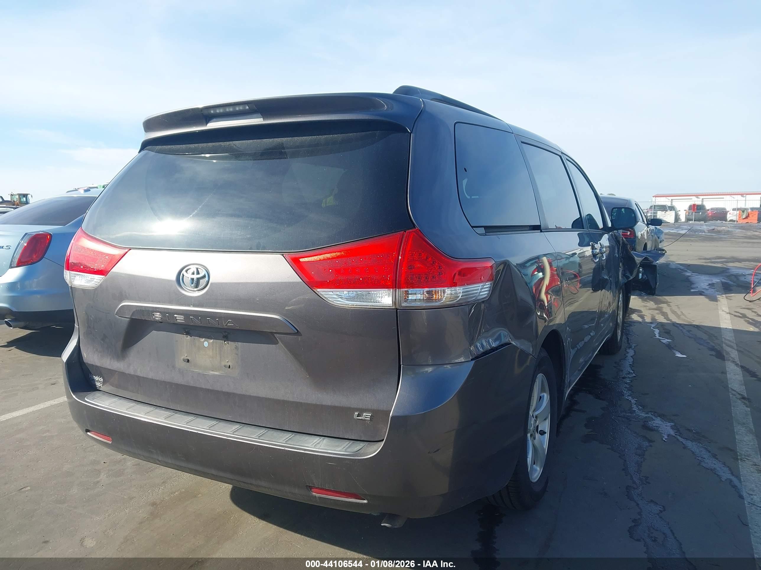 TOYOTA SIENNA image 4