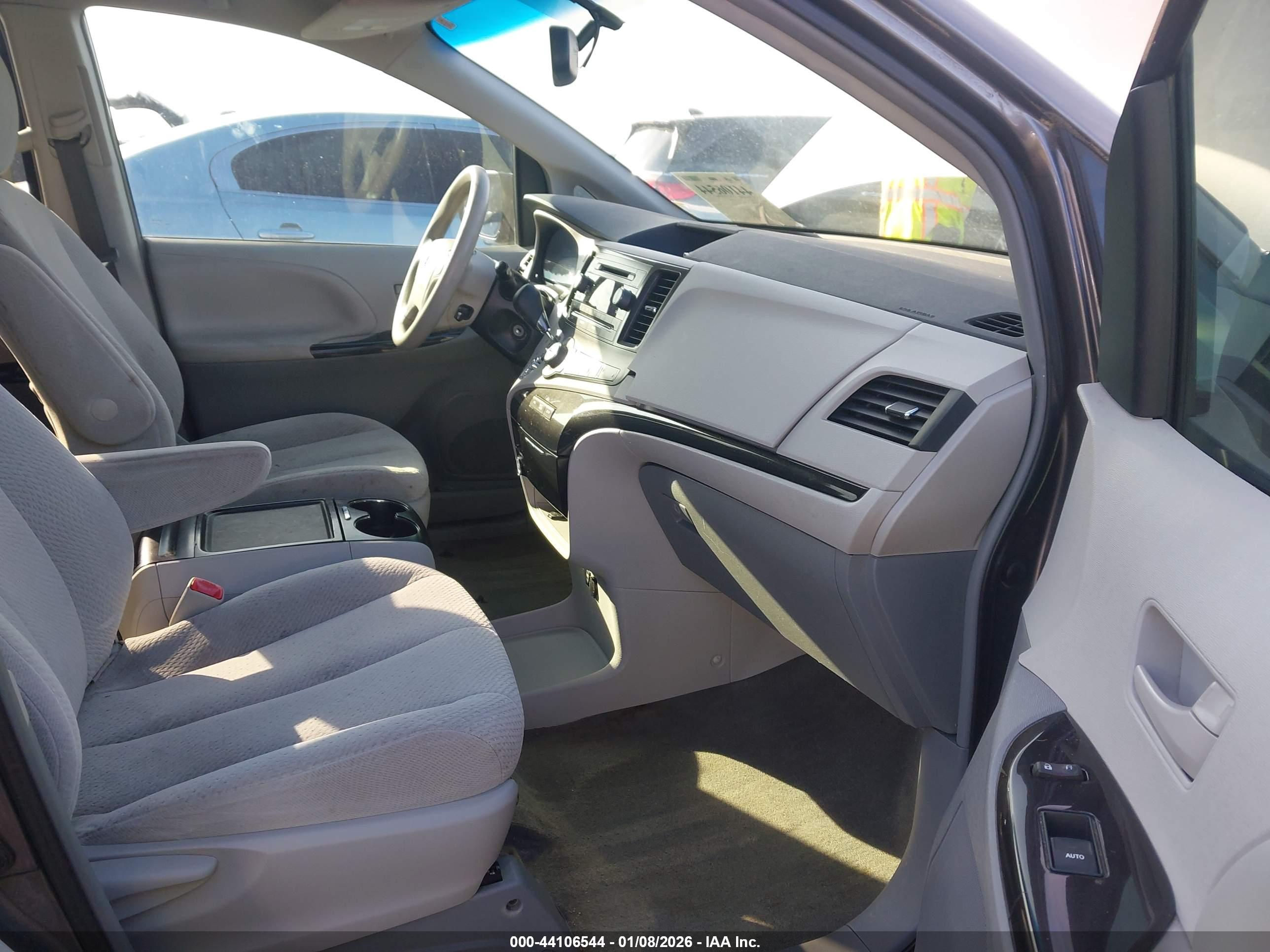 TOYOTA SIENNA image 5