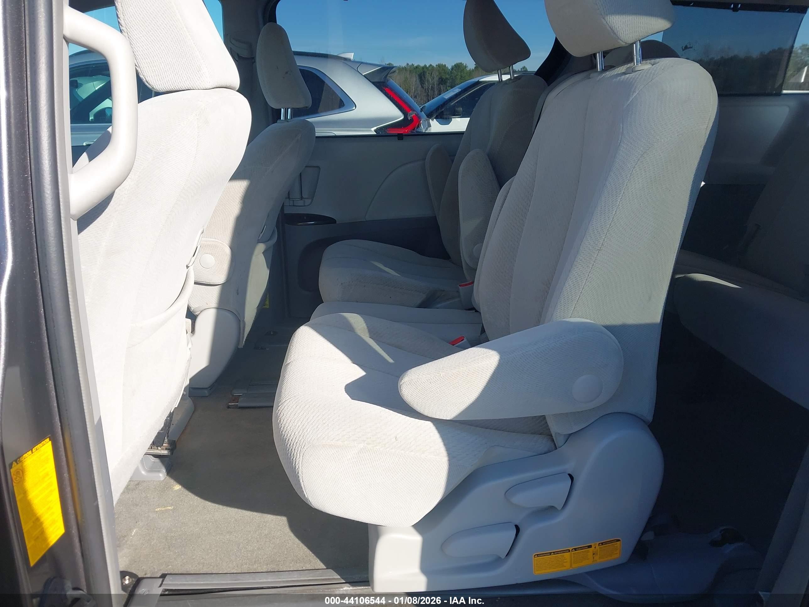 TOYOTA SIENNA image 8