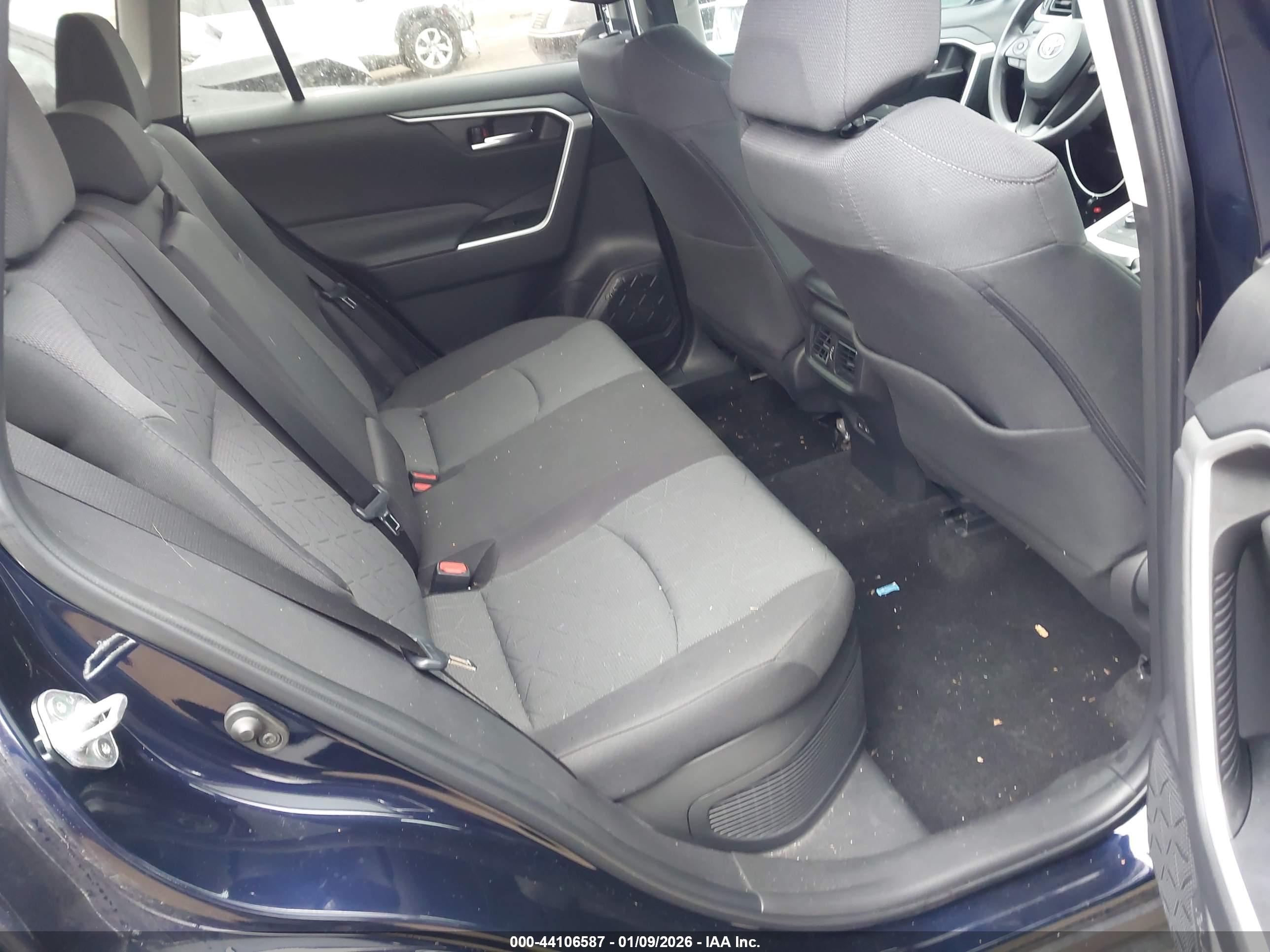 TOYOTA RAV4 image 8