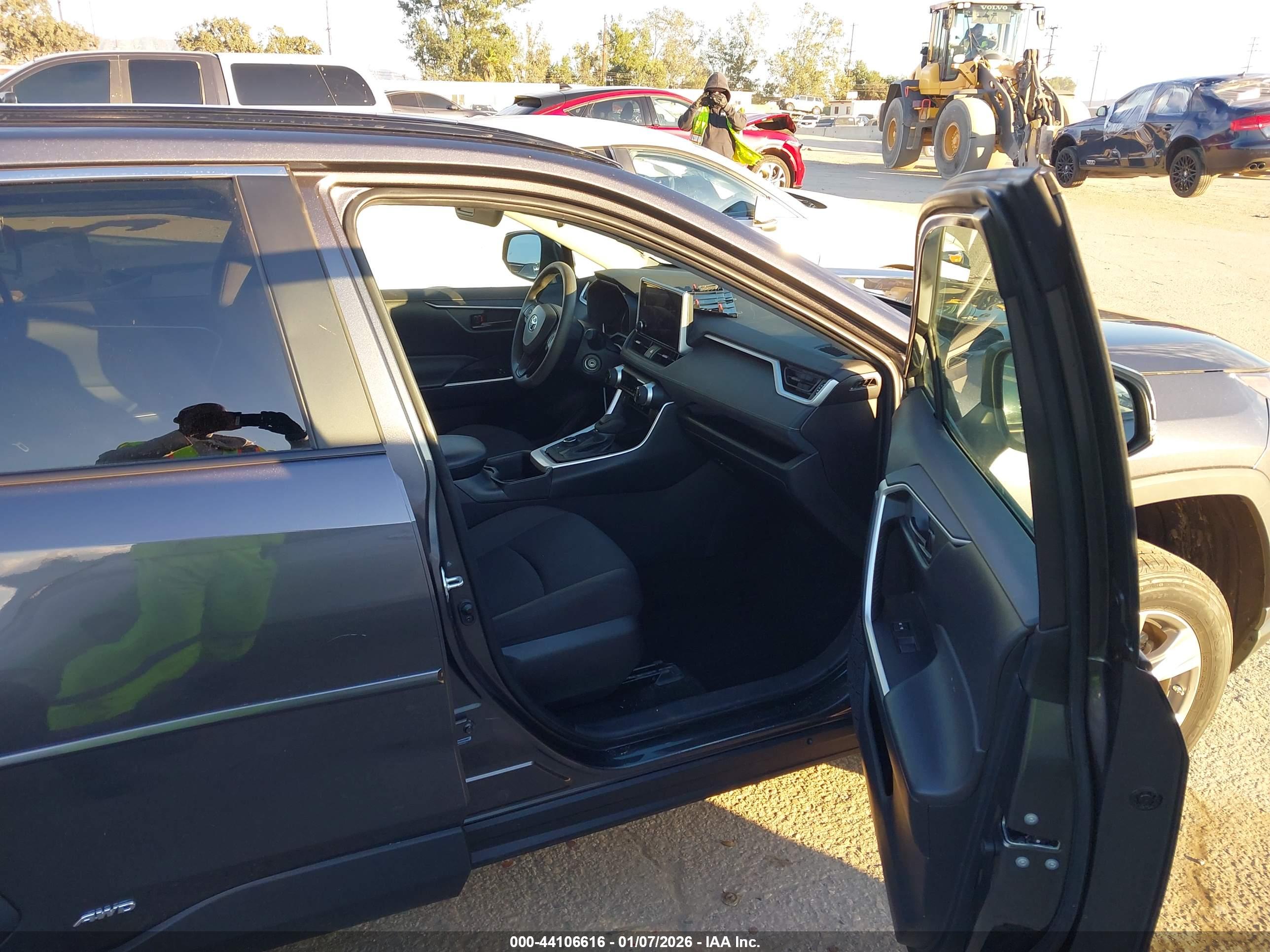 TOYOTA RAV4 image 5