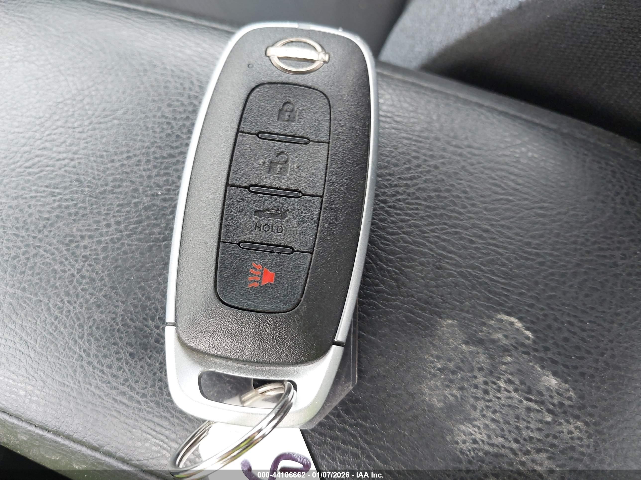 NISSAN VERSA image 11