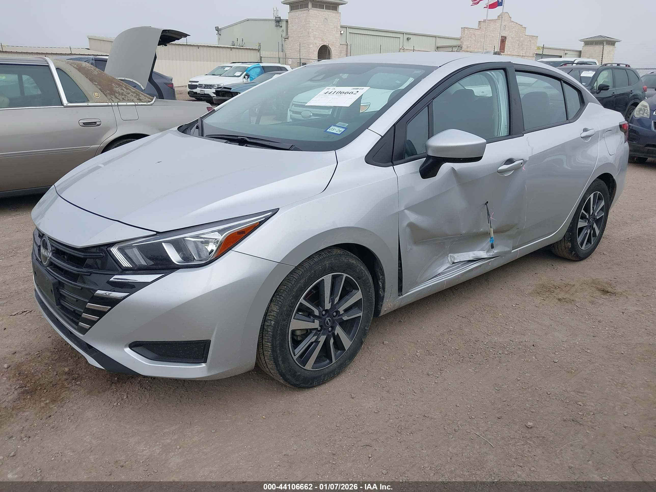 NISSAN VERSA image 2