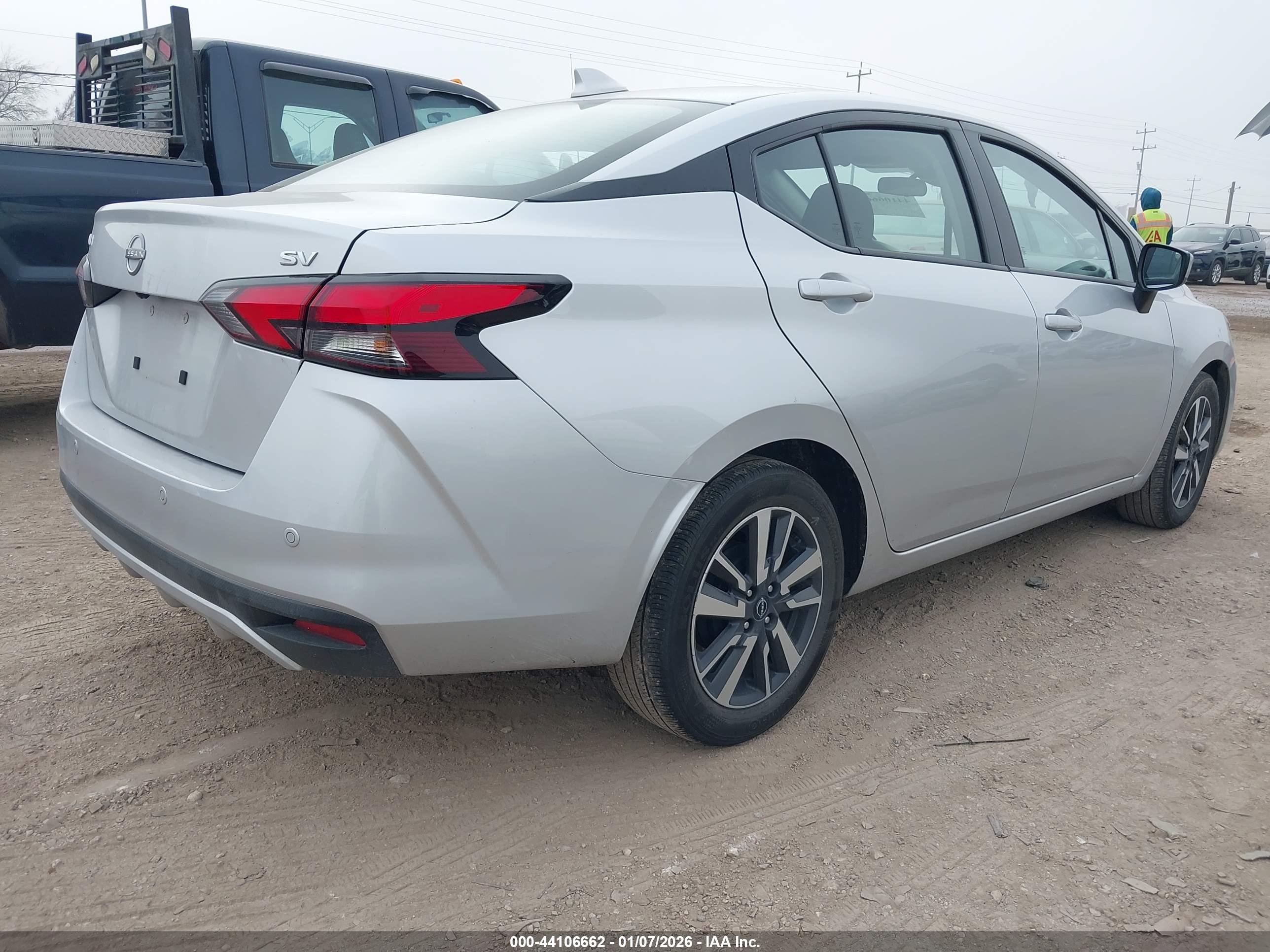 NISSAN VERSA image 4