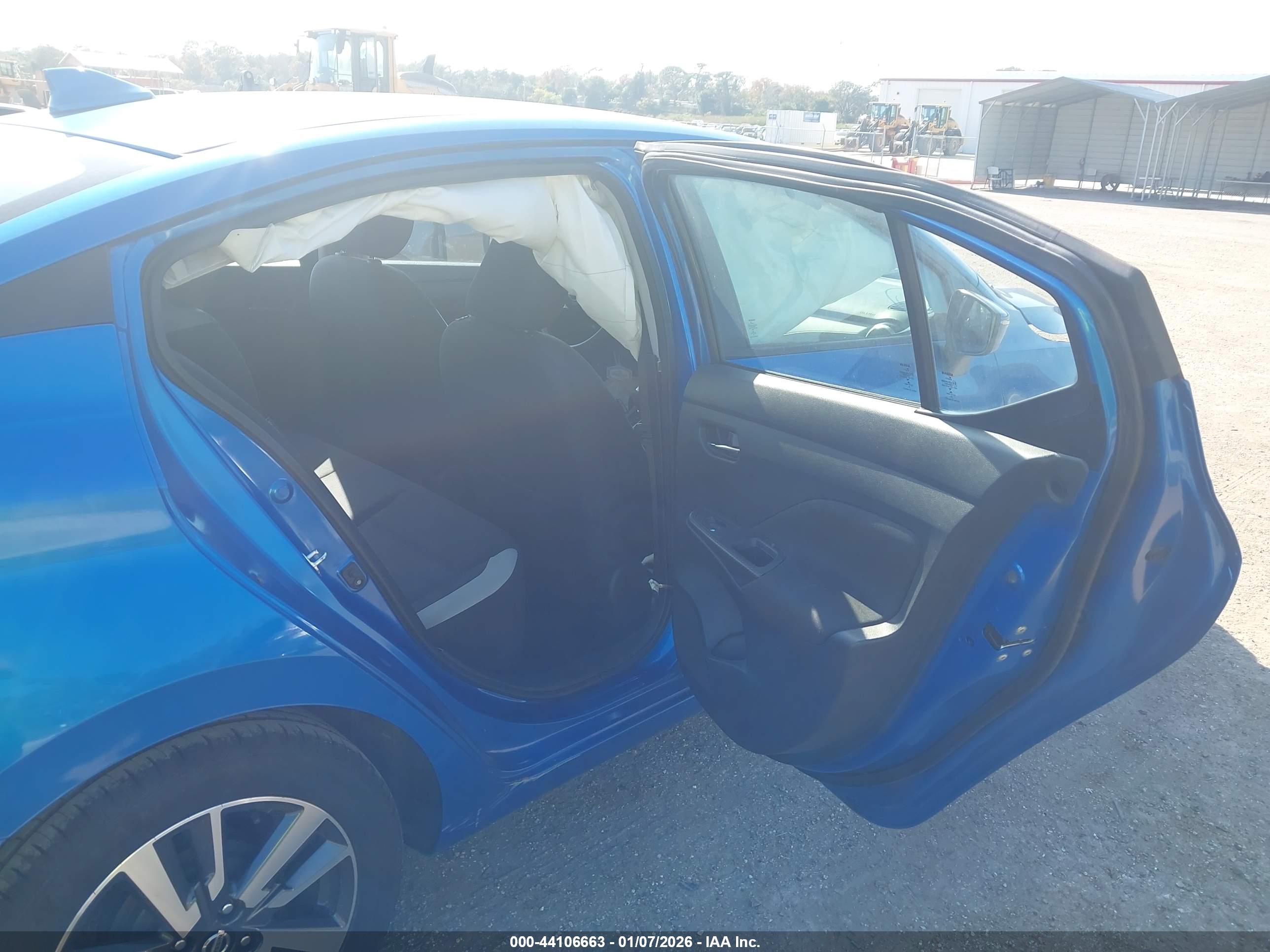 NISSAN VERSA image 8
