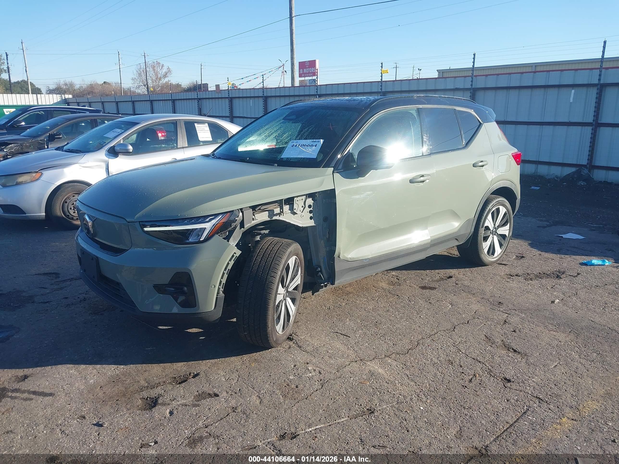 VOLVO XC40 image 2