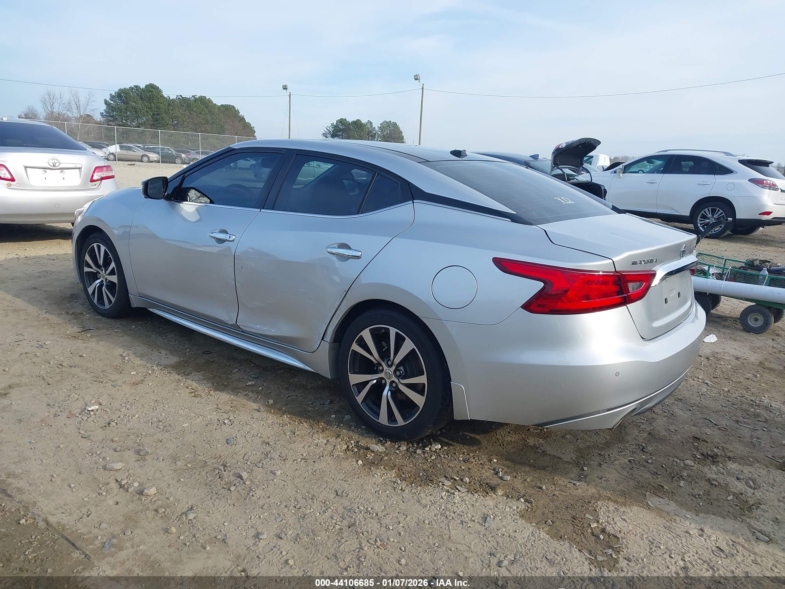 NISSAN MAXIMA image 3