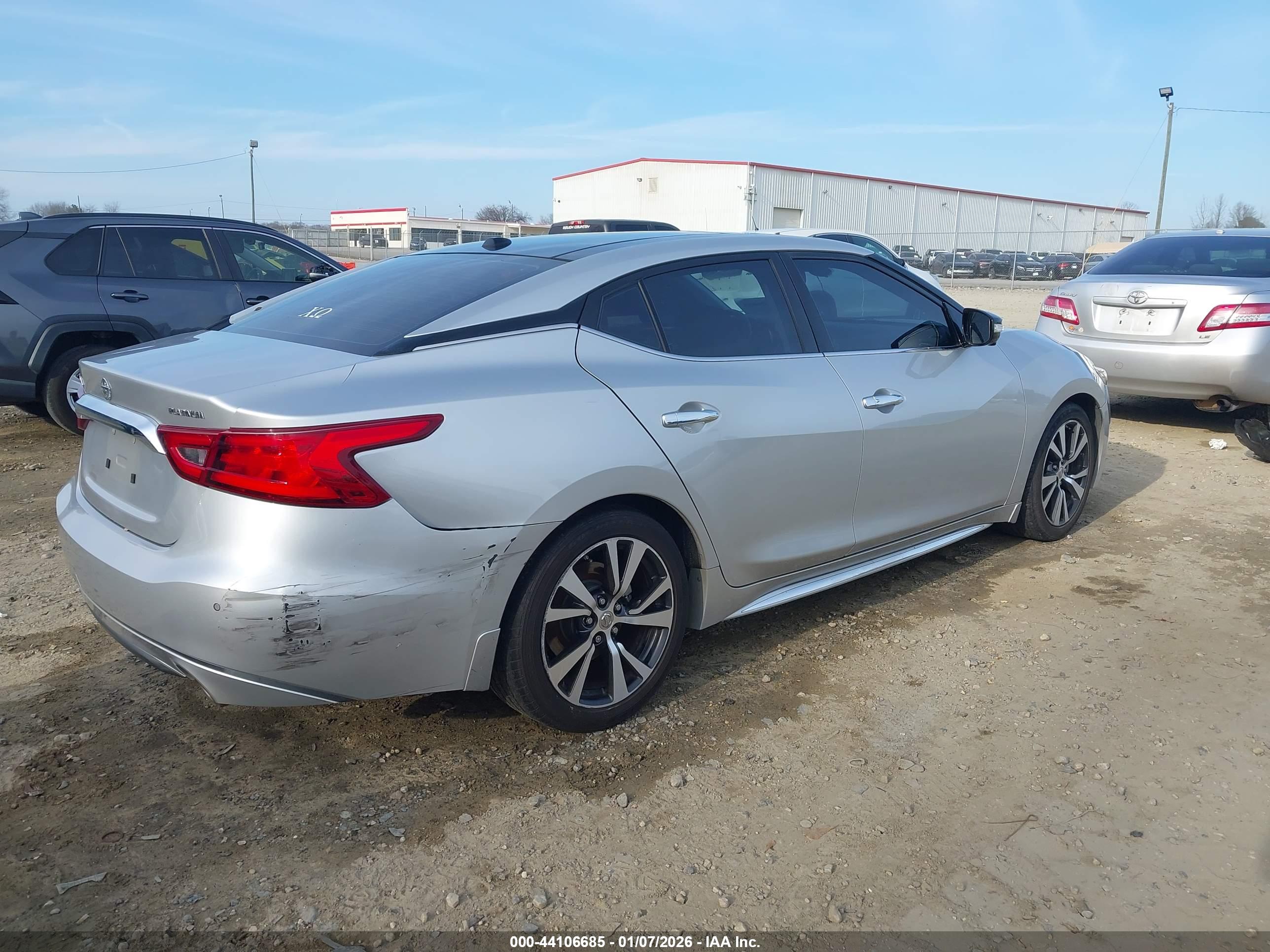 NISSAN MAXIMA image 4