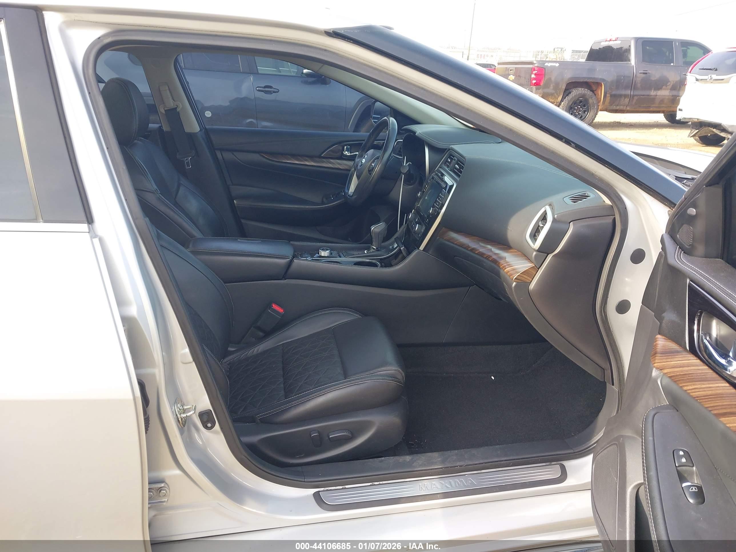 NISSAN MAXIMA image 5