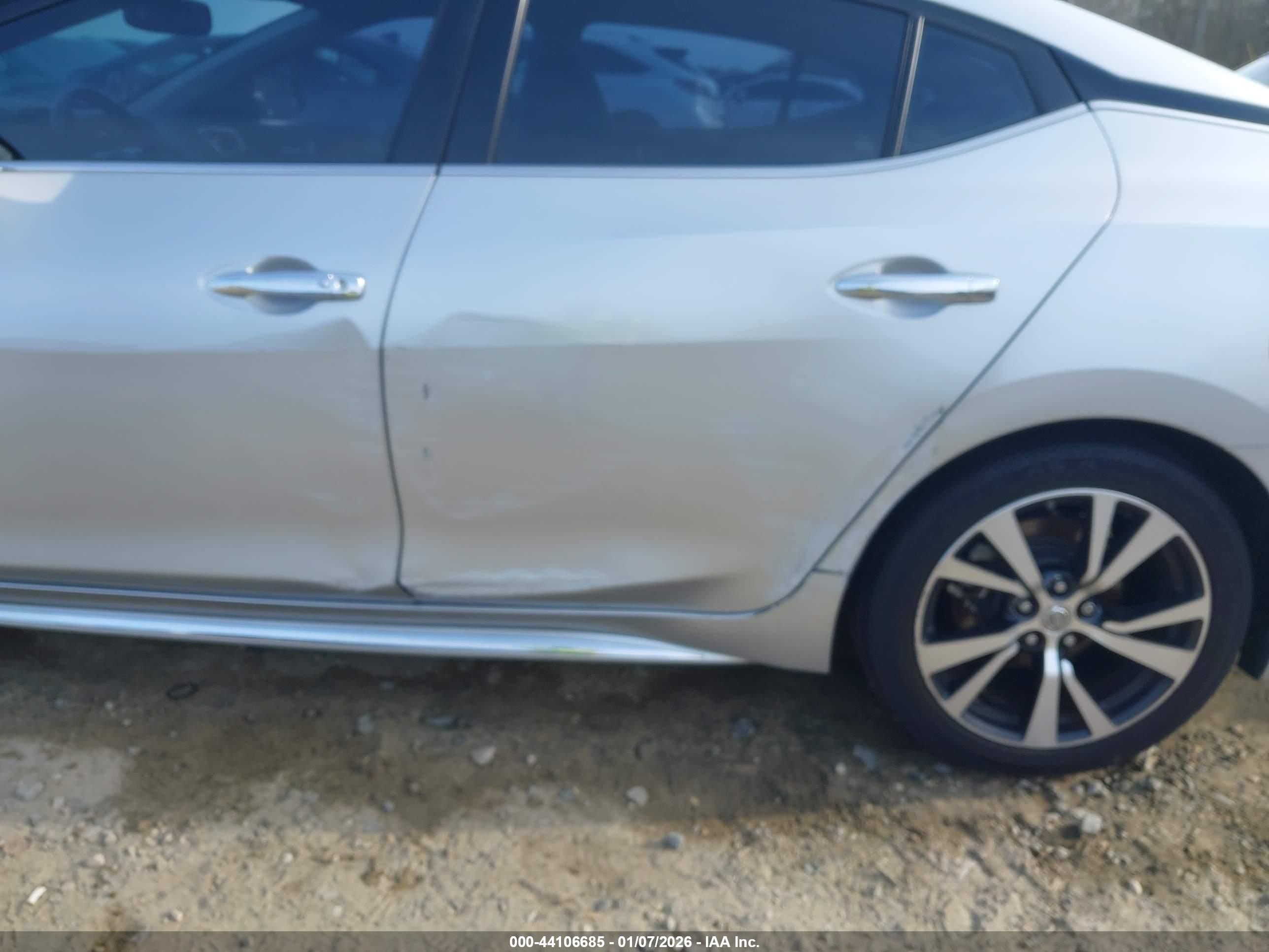 NISSAN MAXIMA image 6