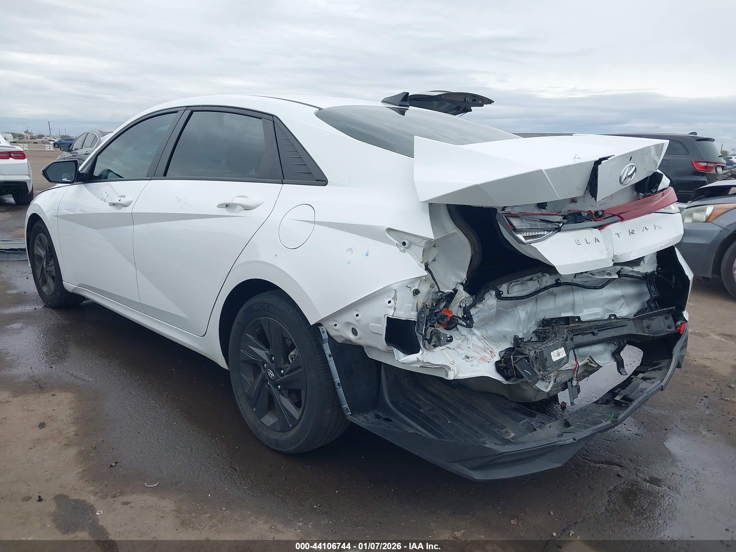 HYUNDAI ELANTRA image 3