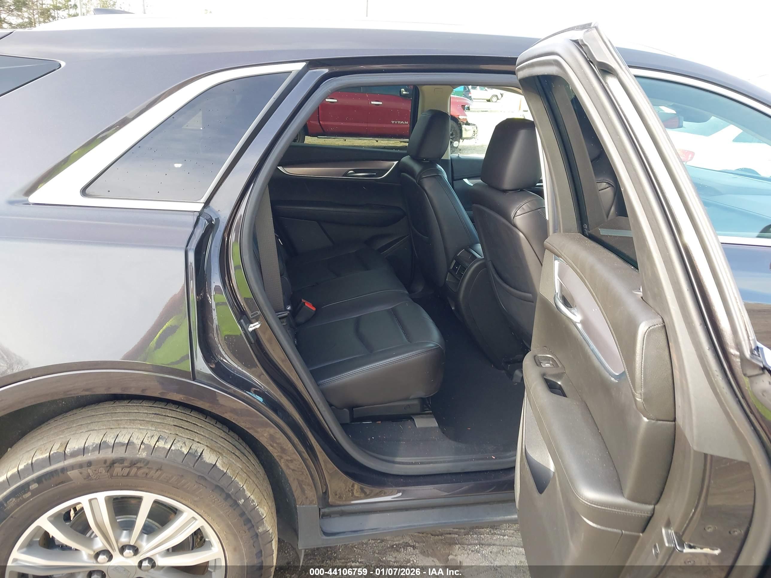 CADILLAC XT5 image 8