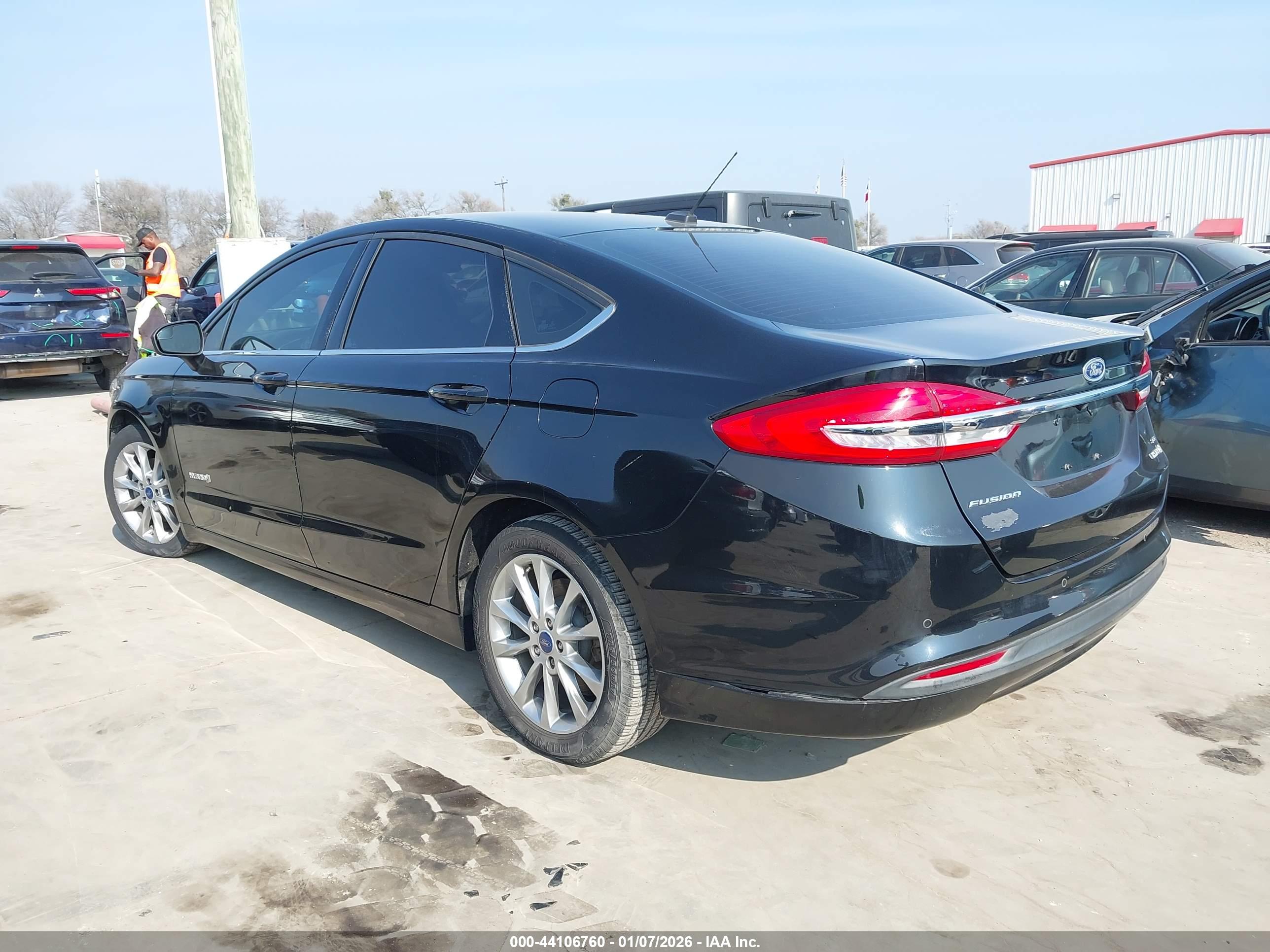 FORD FUSION image 3
