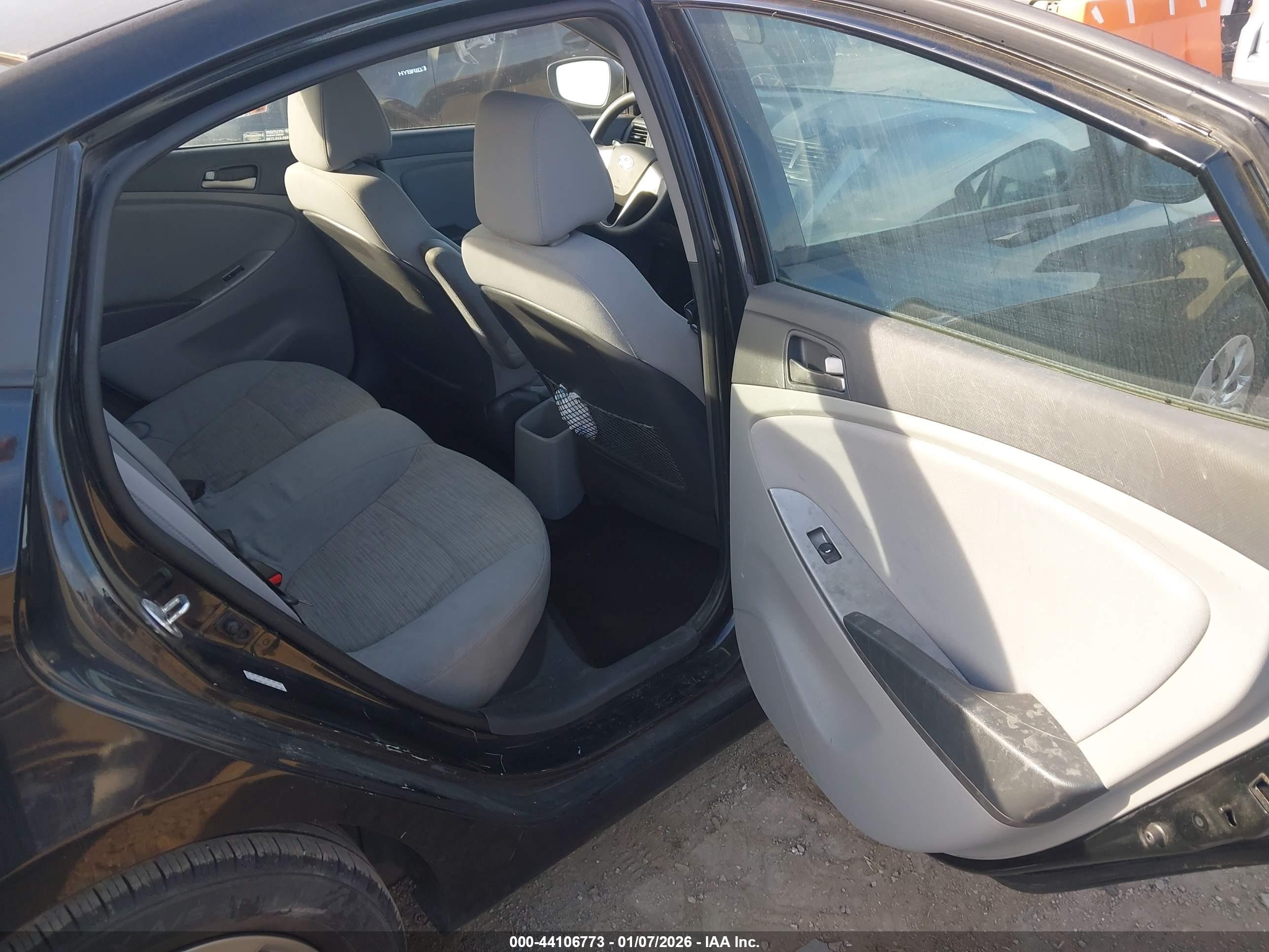 HYUNDAI ACCENT image 8