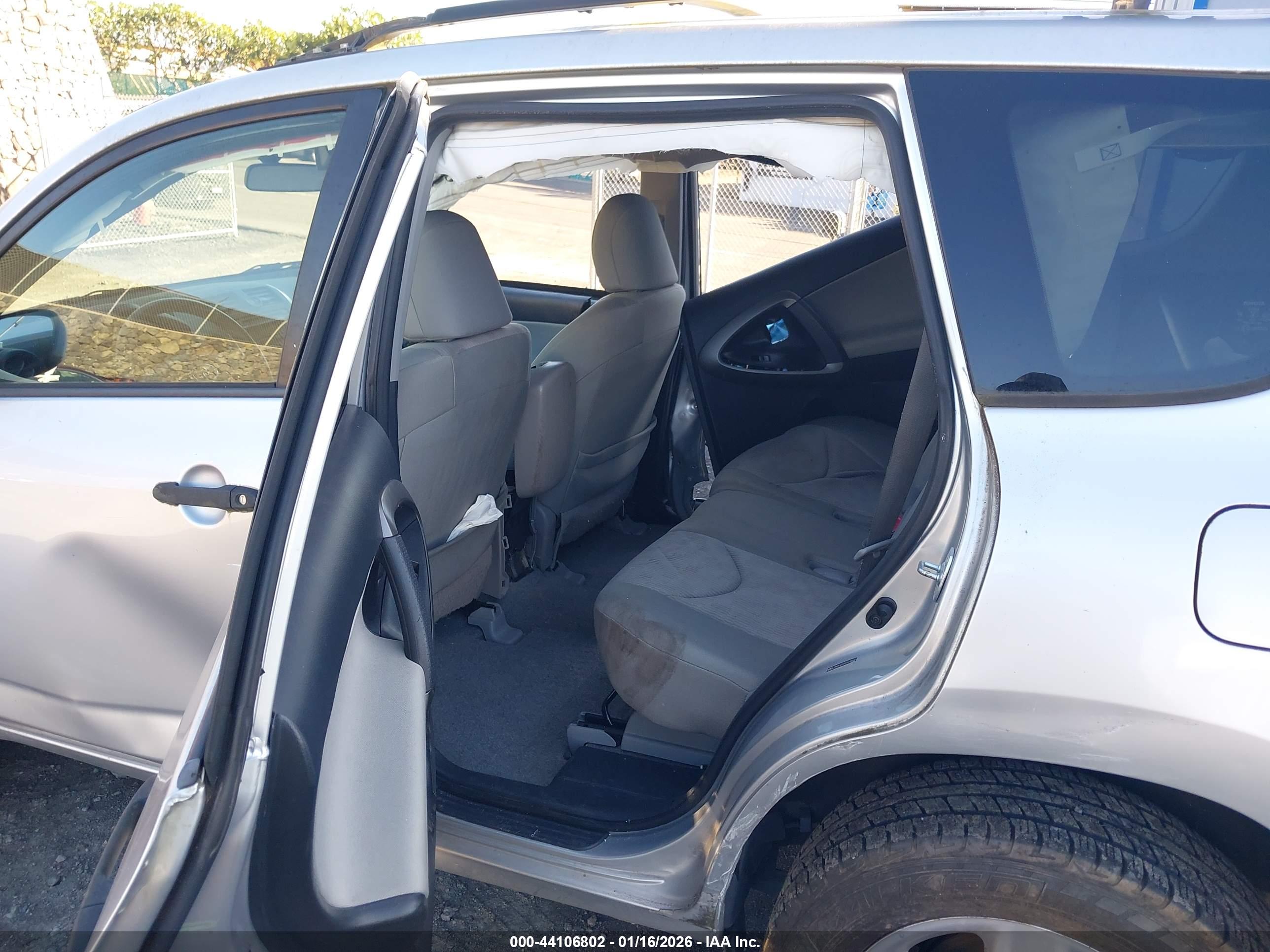 TOYOTA RAV4 image 8