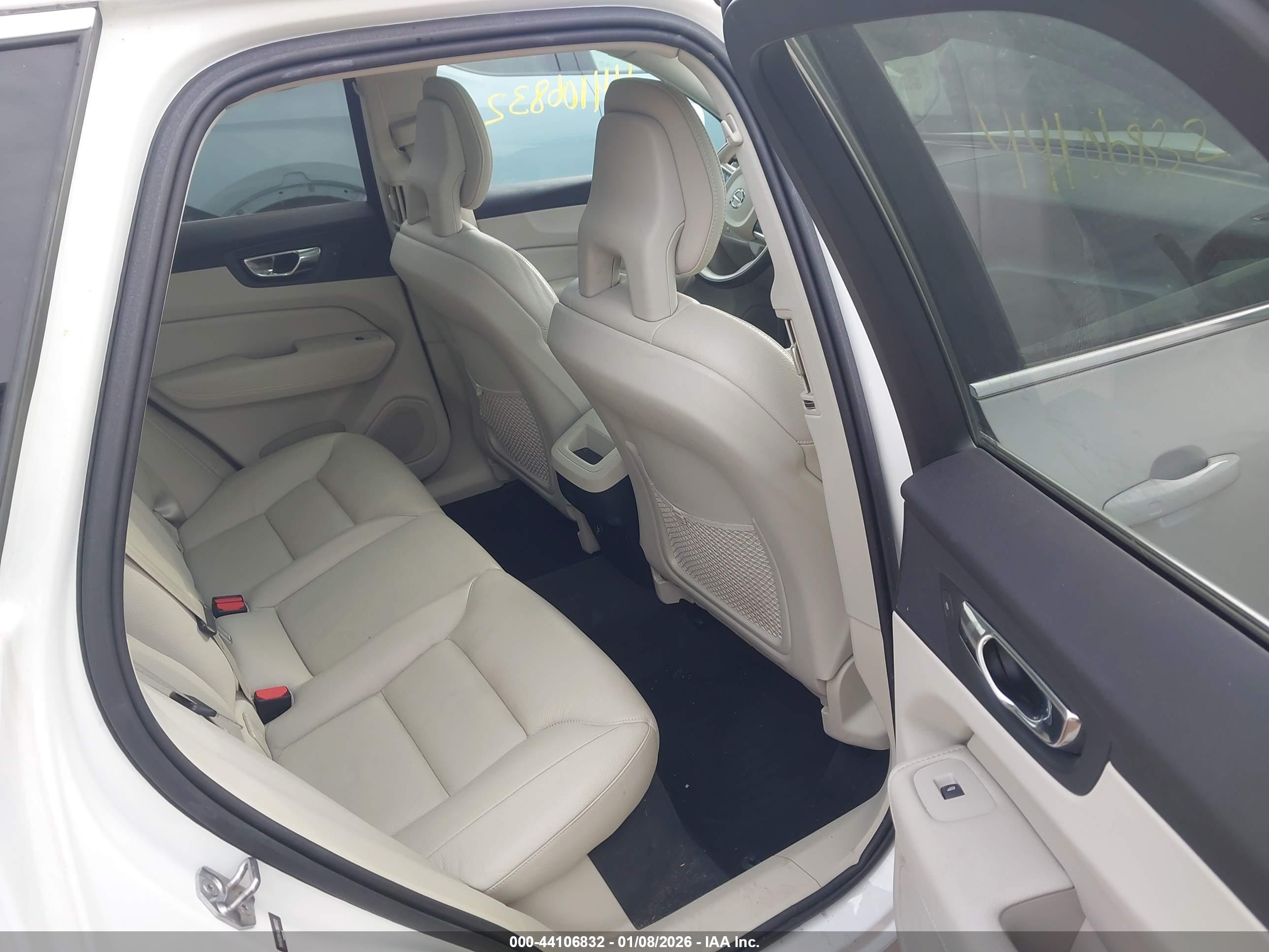 VOLVO XC60 image 8