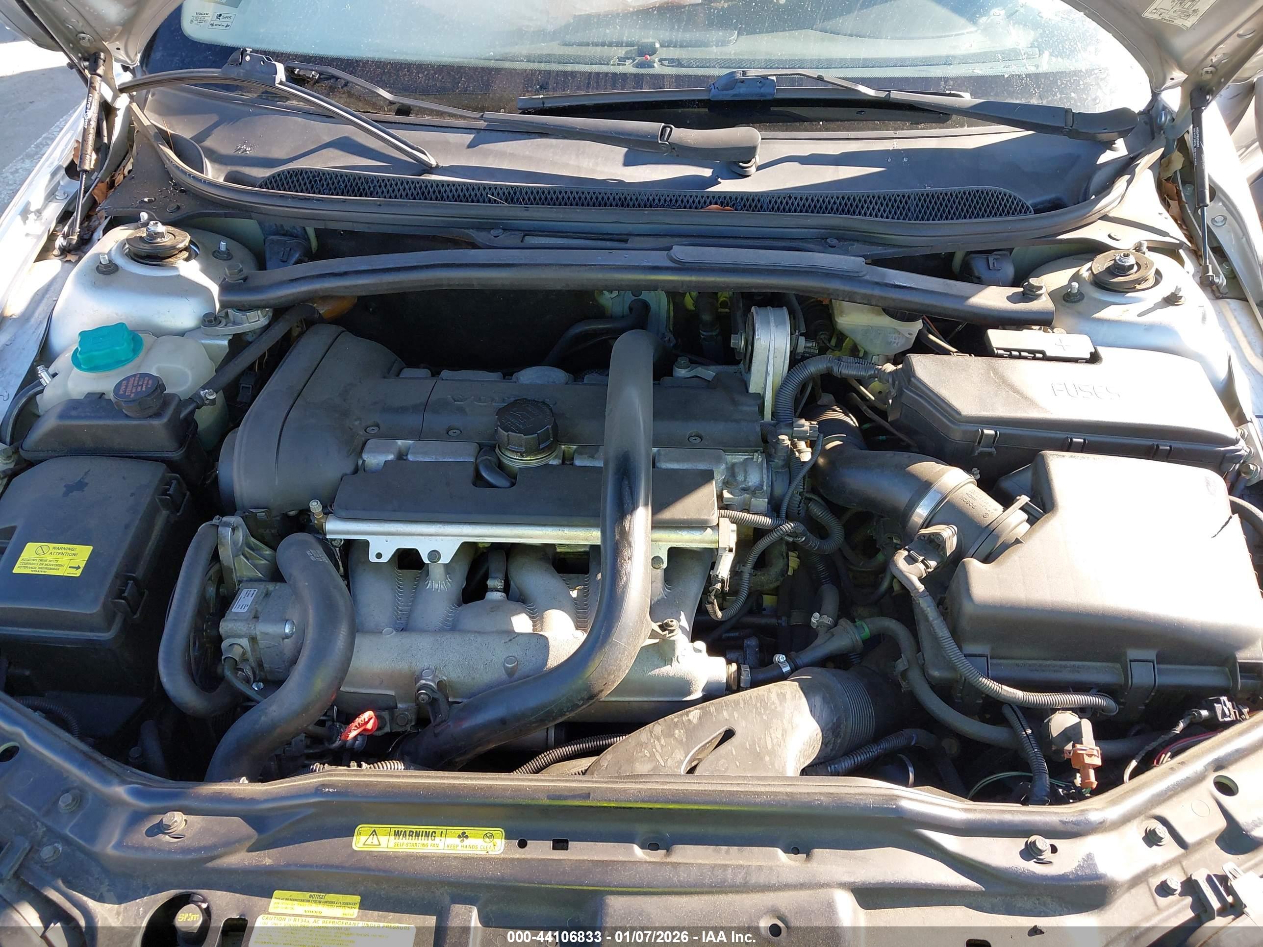 VOLVO V70 image 10