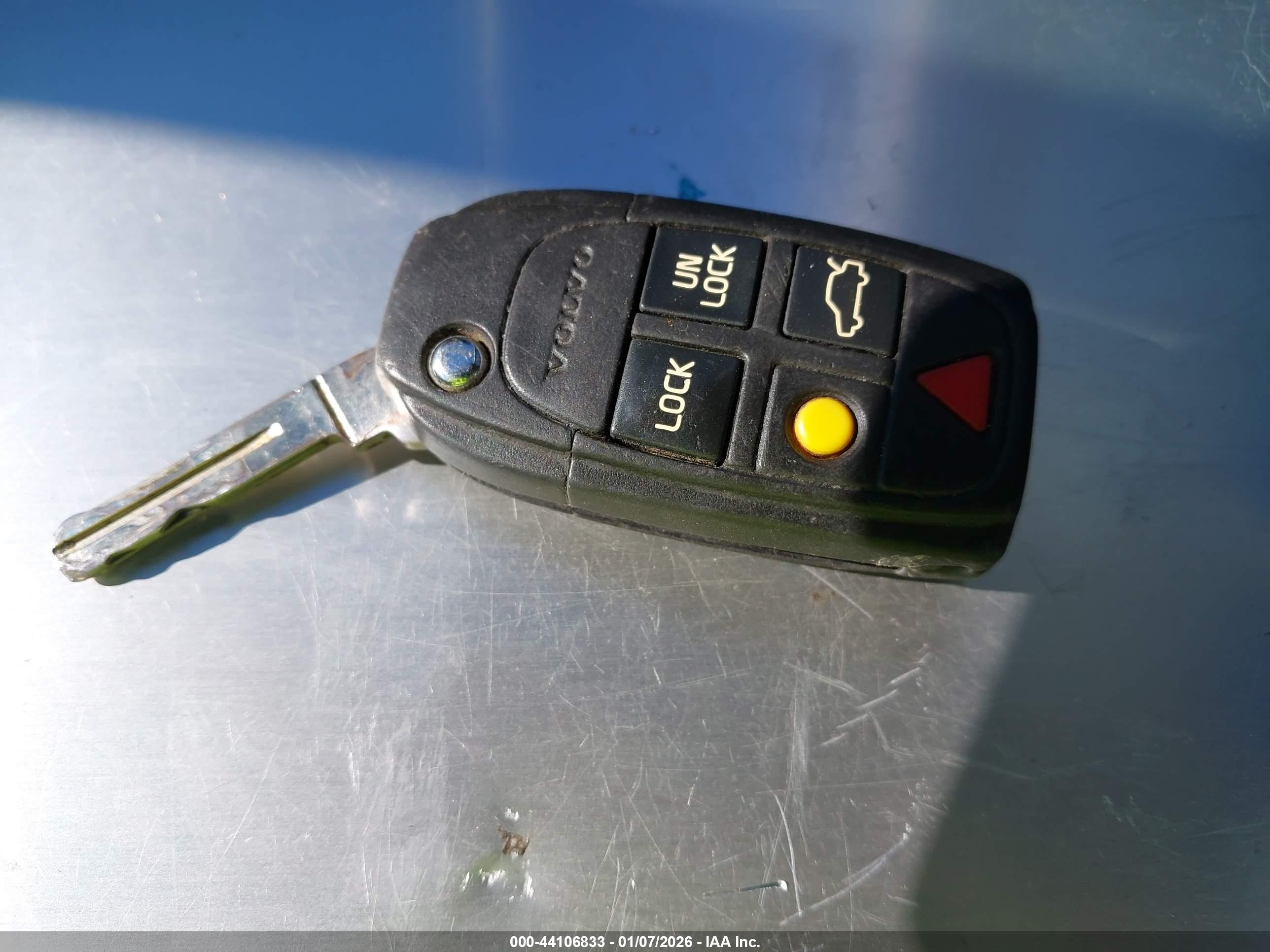 VOLVO V70 image 11
