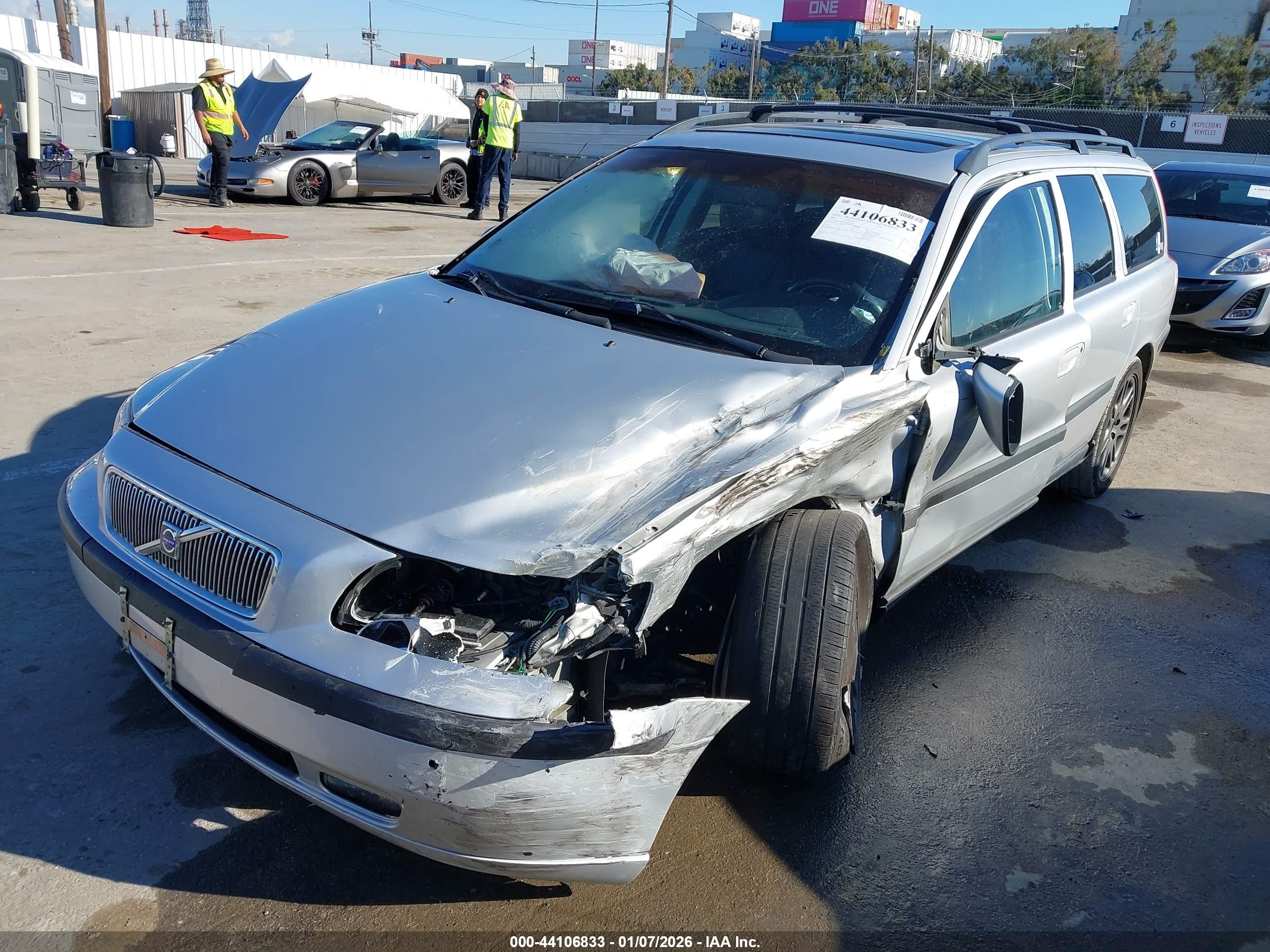 VOLVO V70 image 2