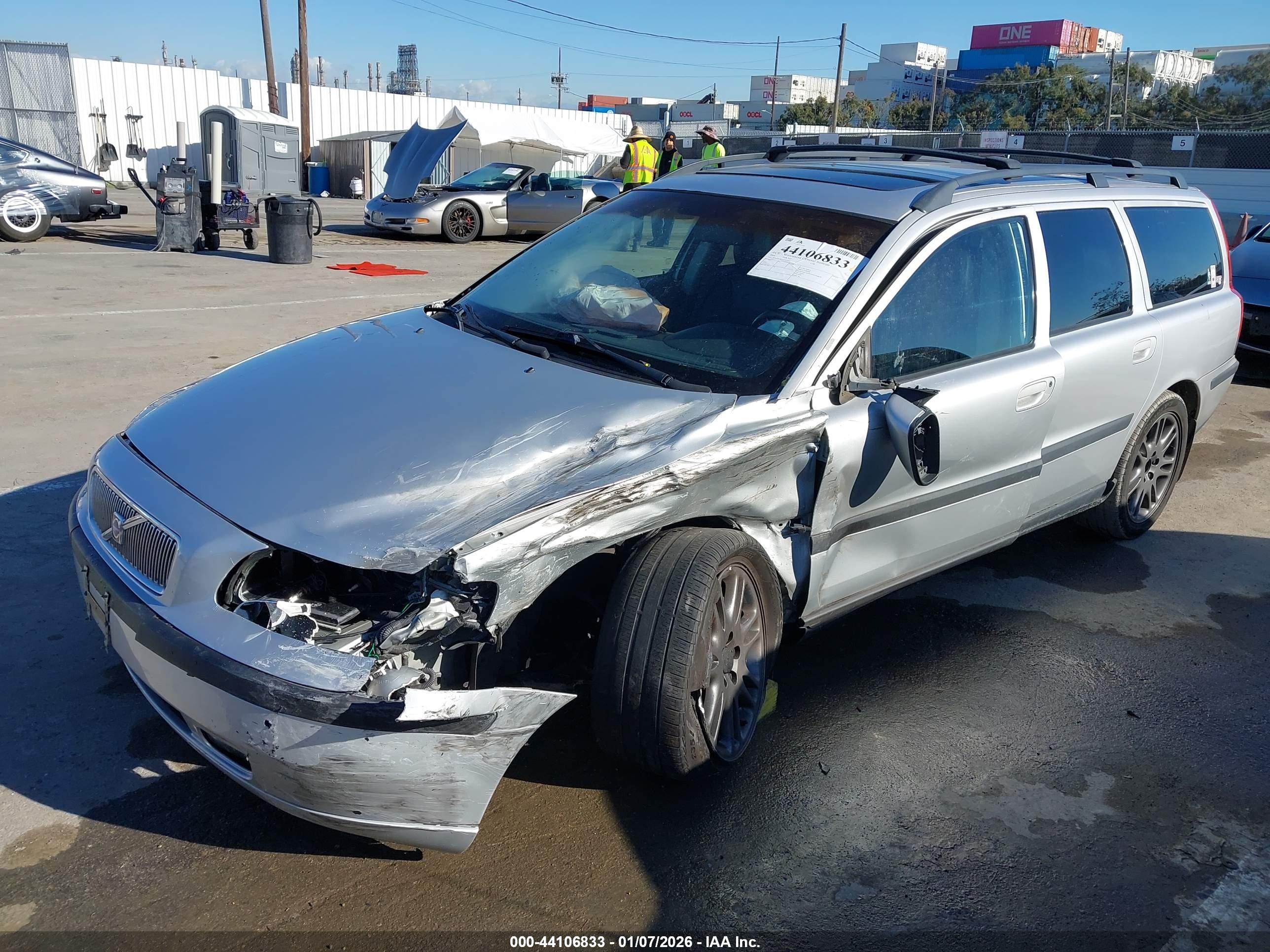 VOLVO V70 image 6