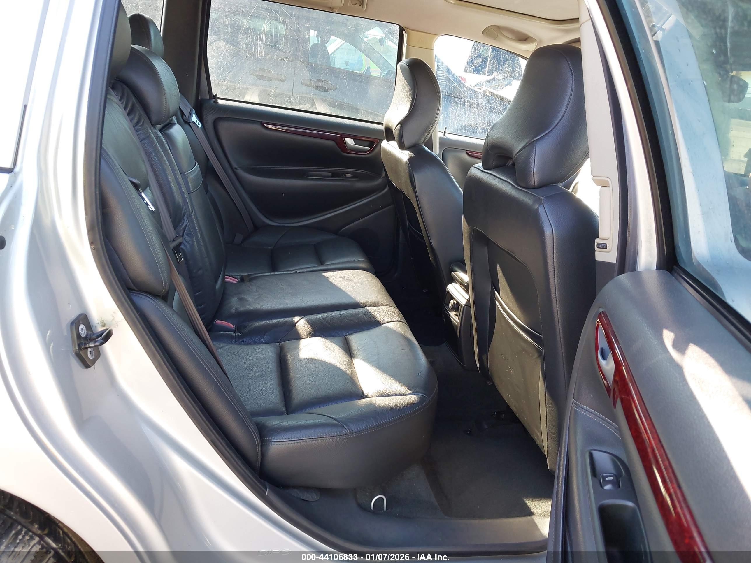 VOLVO V70 image 8