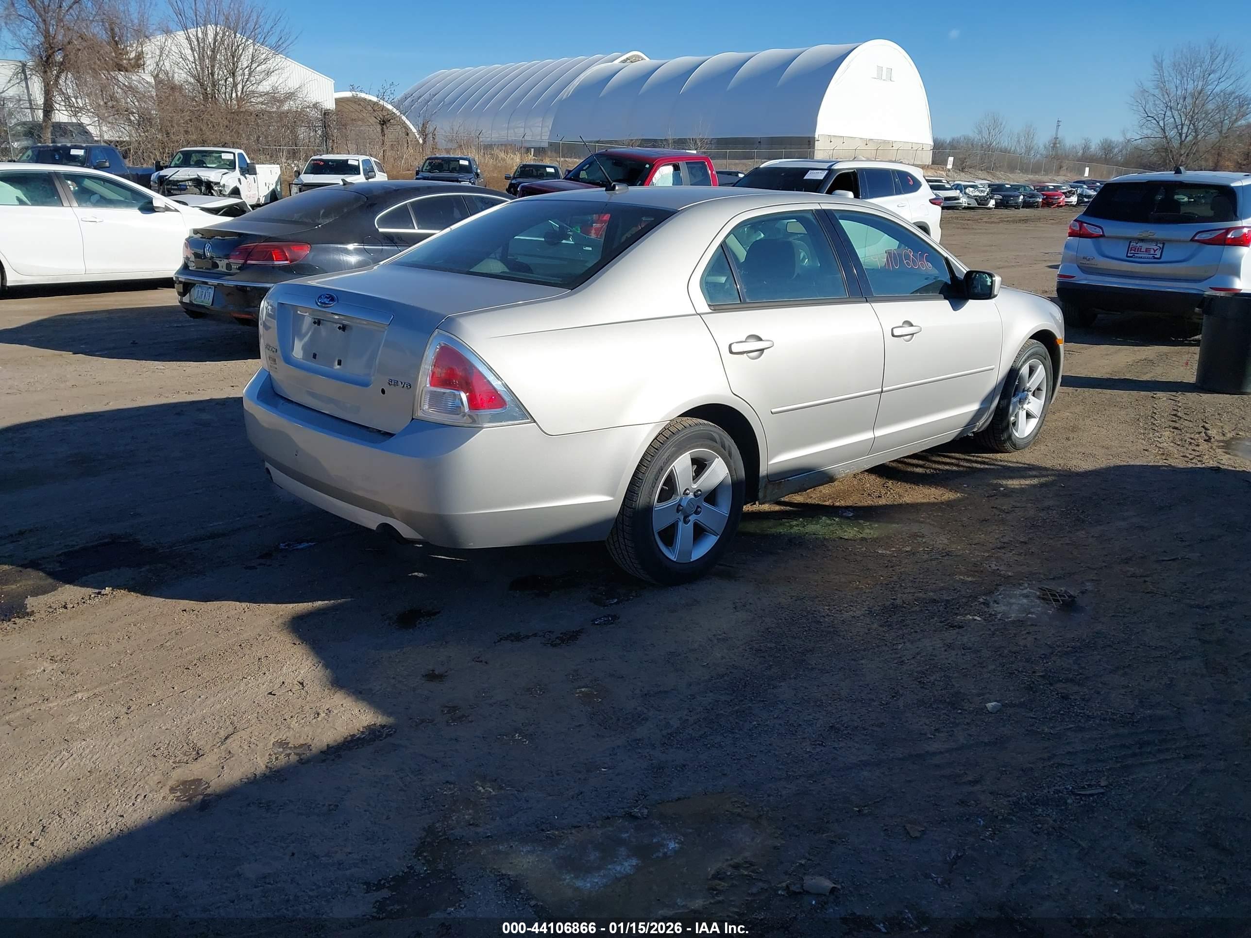 FORD FUSION image 4