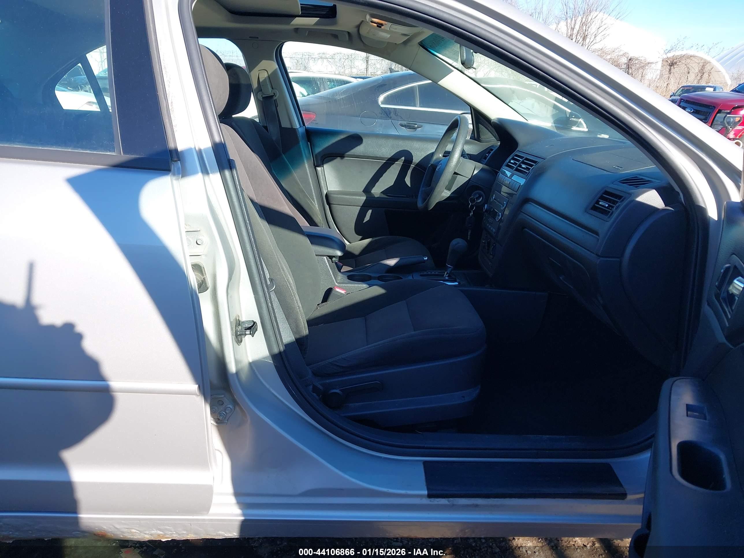 FORD FUSION image 5