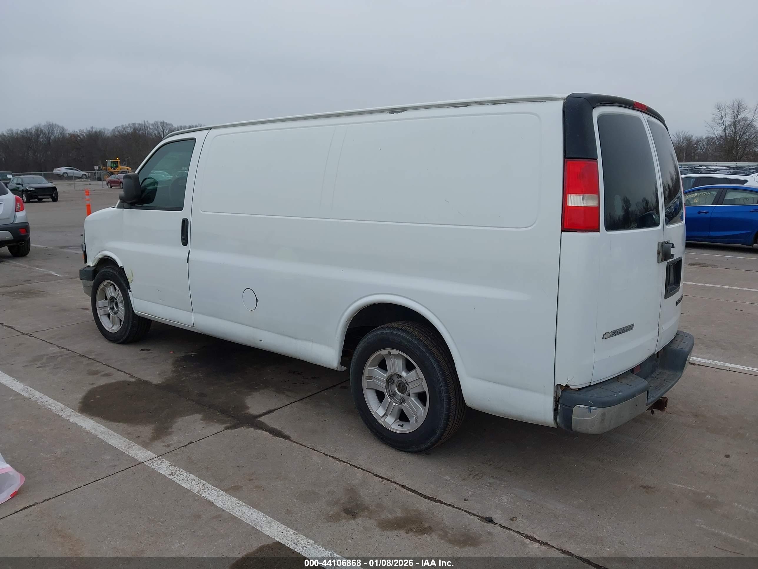 CHEVROLET EXPRESS image 3