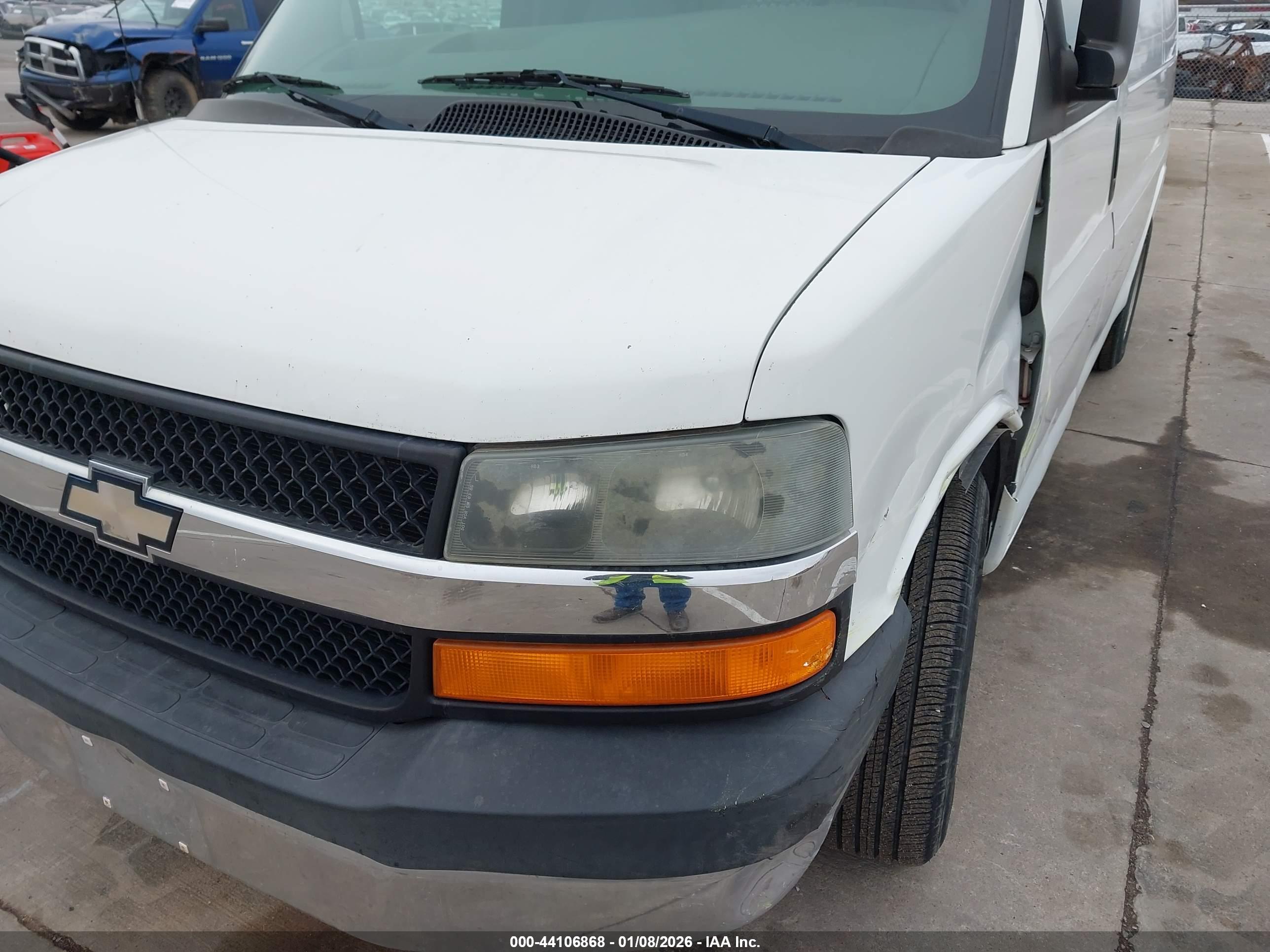 CHEVROLET EXPRESS image 6