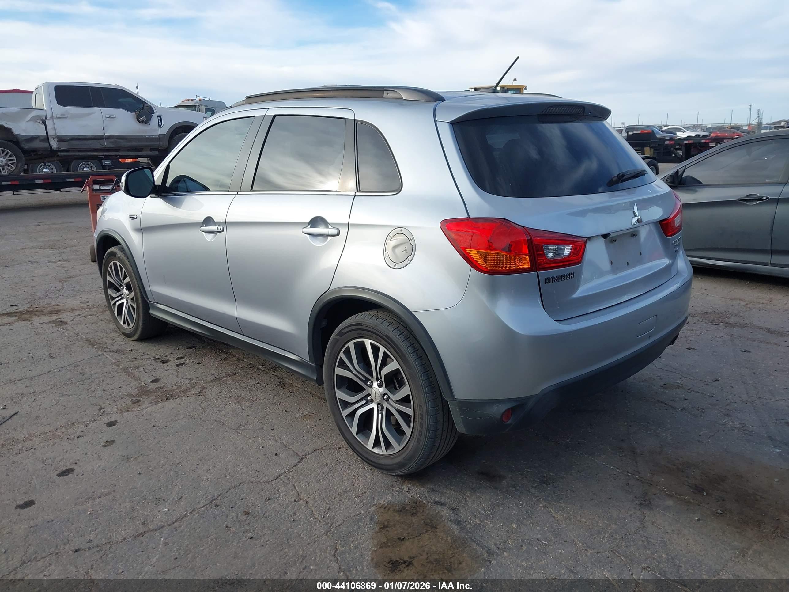 MITSUBISHI OUTLANDER image 3