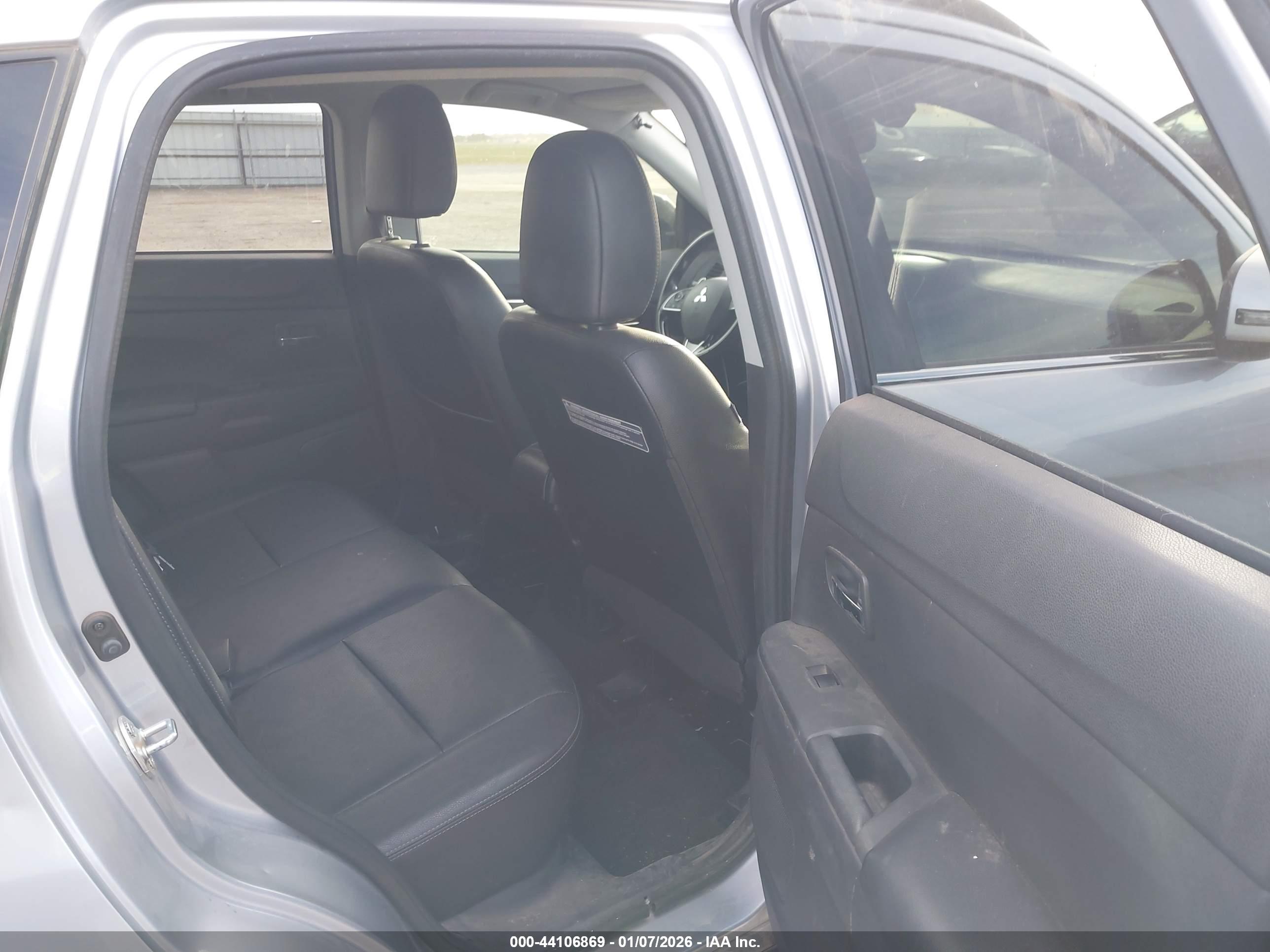 MITSUBISHI OUTLANDER image 8