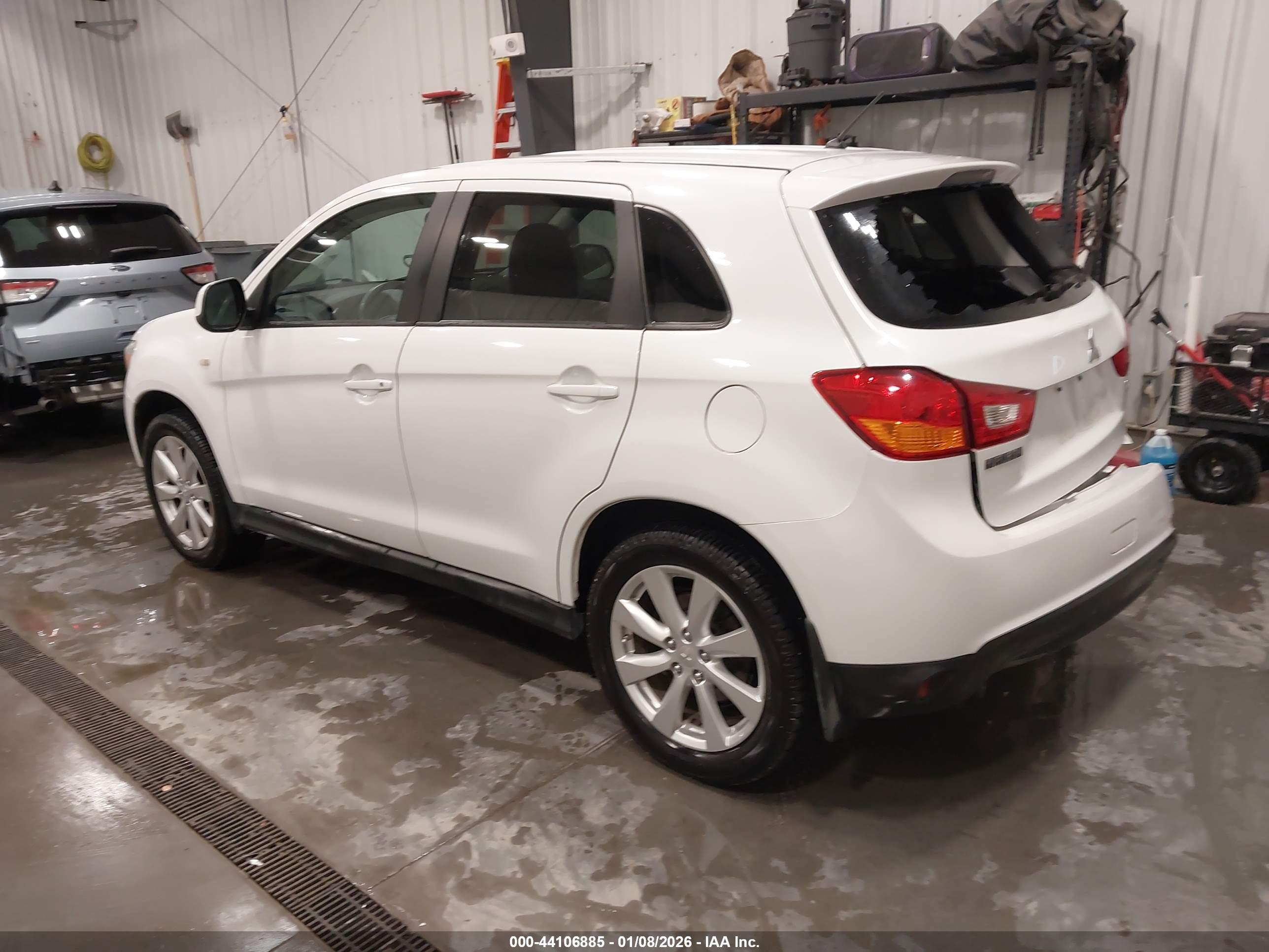 MITSUBISHI OUTLANDER image 3