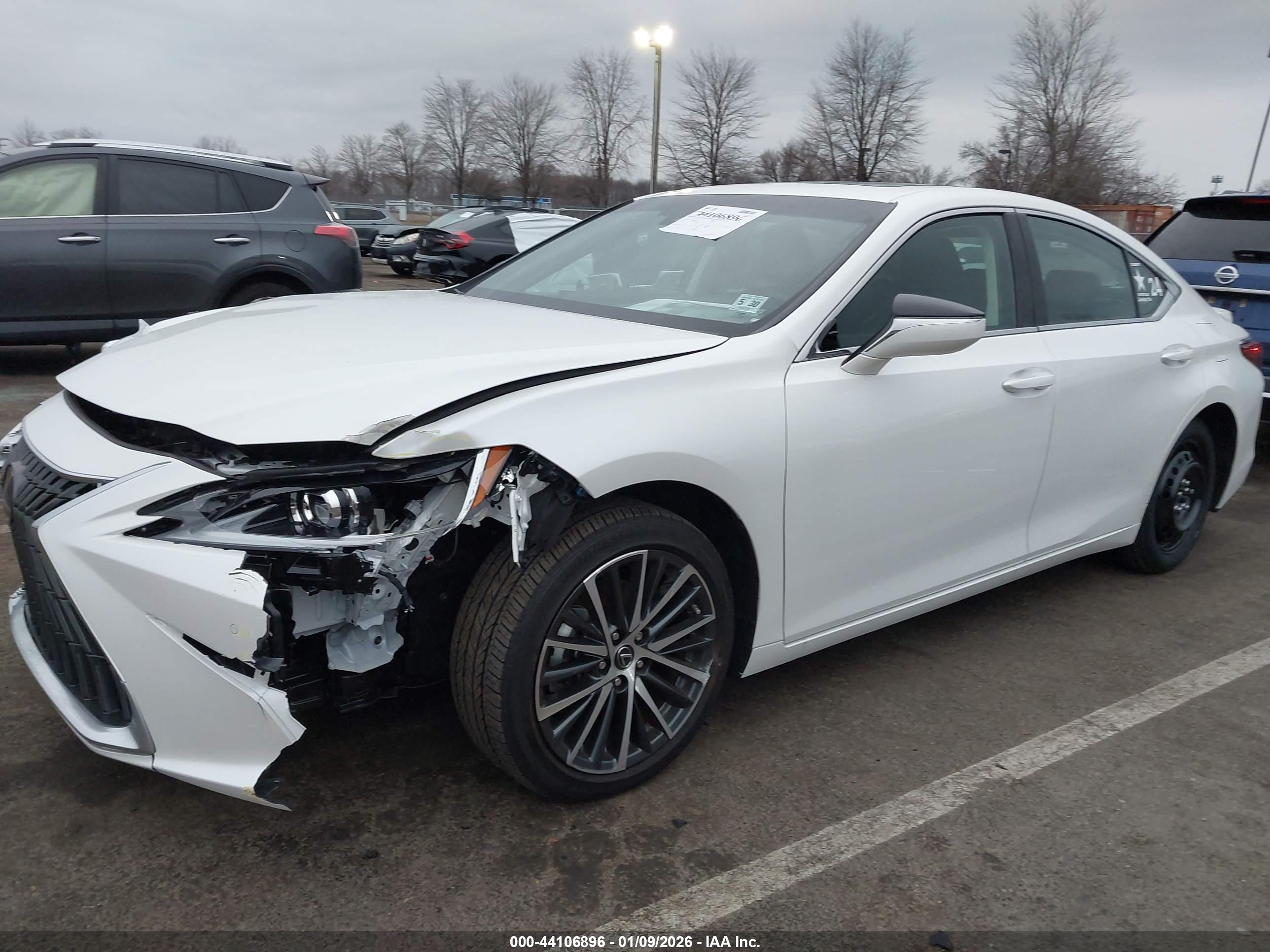 LEXUS ES image 2