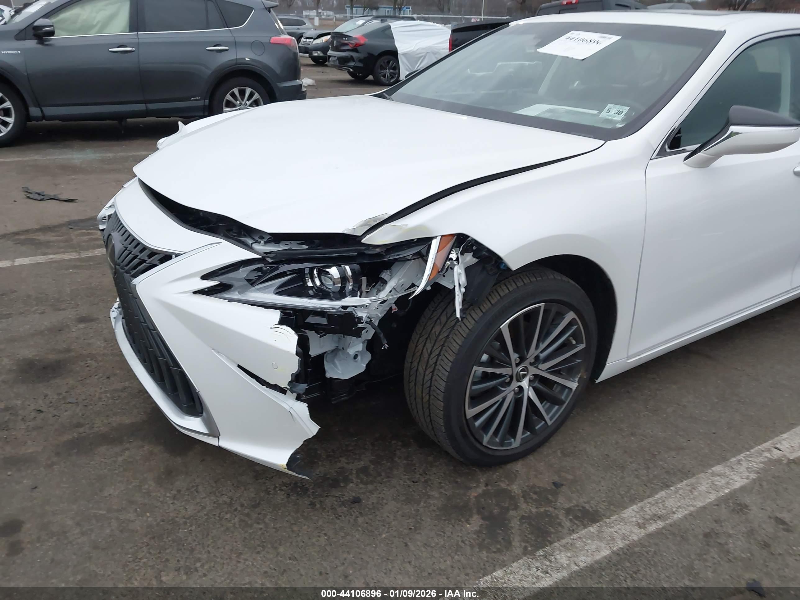 LEXUS ES image 6