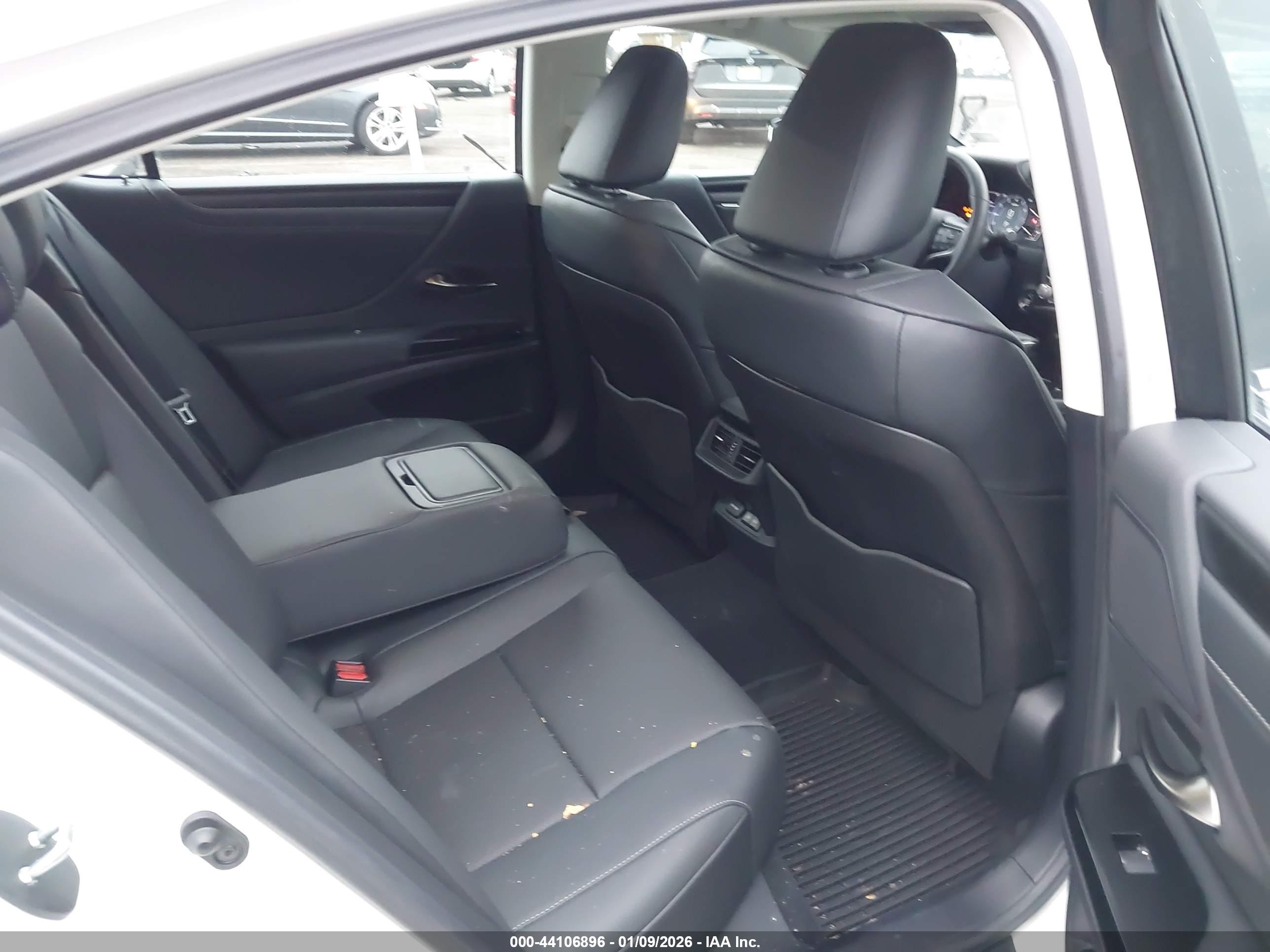 LEXUS ES image 8