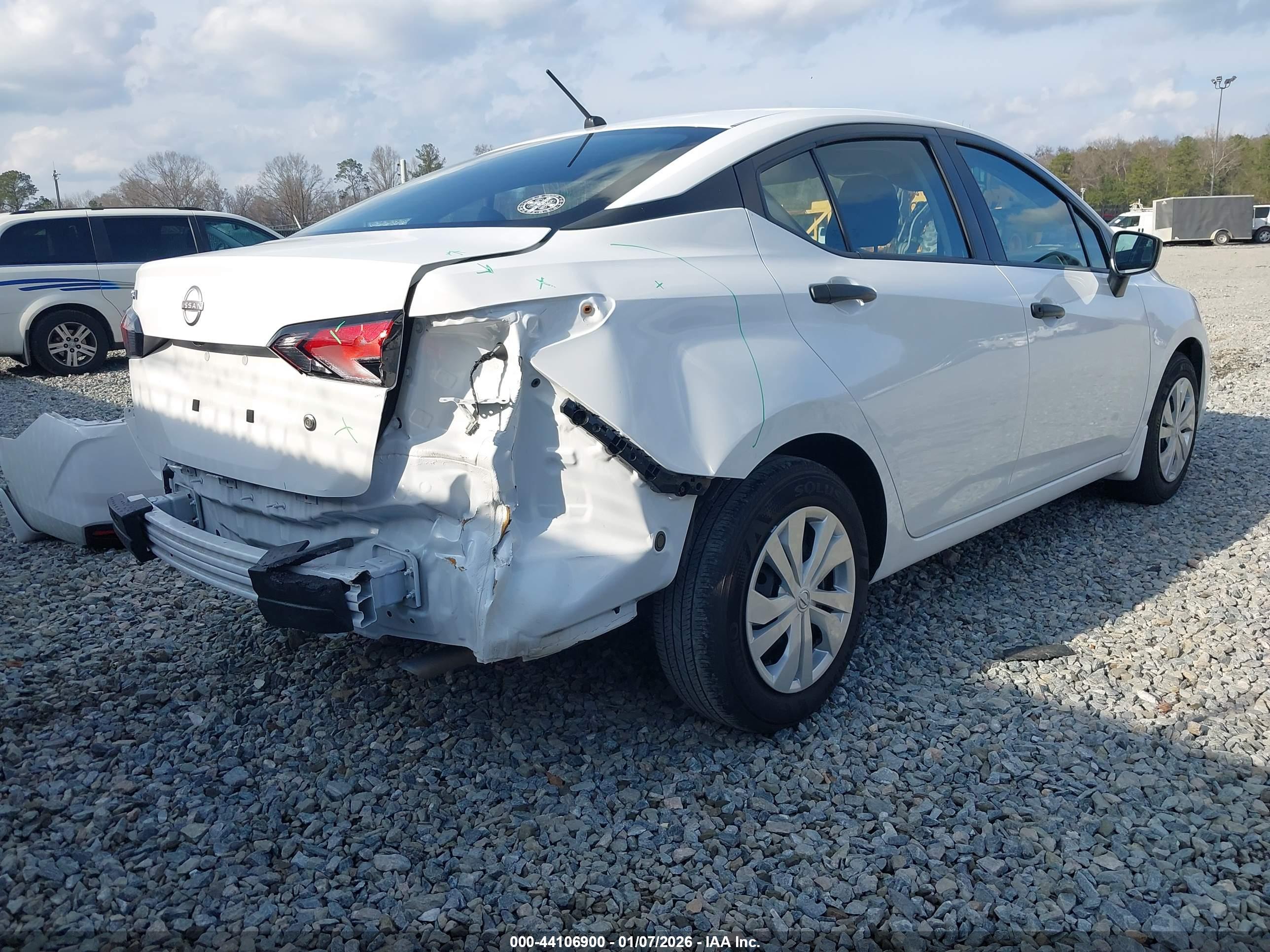 NISSAN VERSA image 4