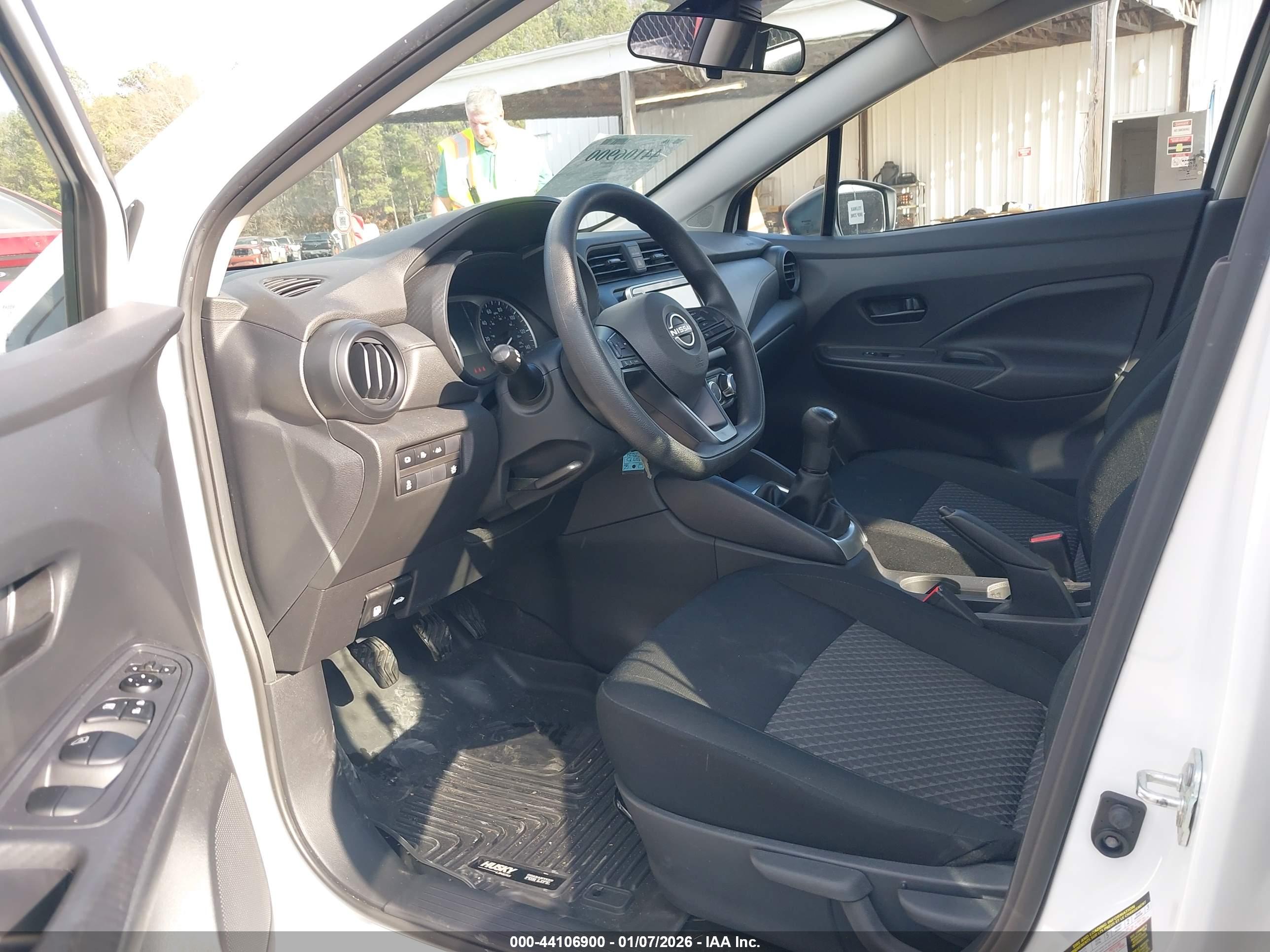 NISSAN VERSA image 5