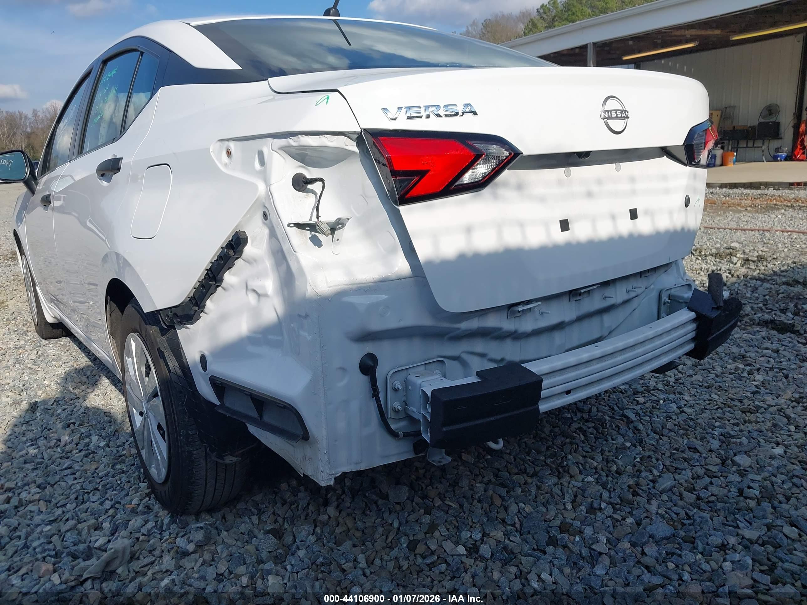 NISSAN VERSA image 6