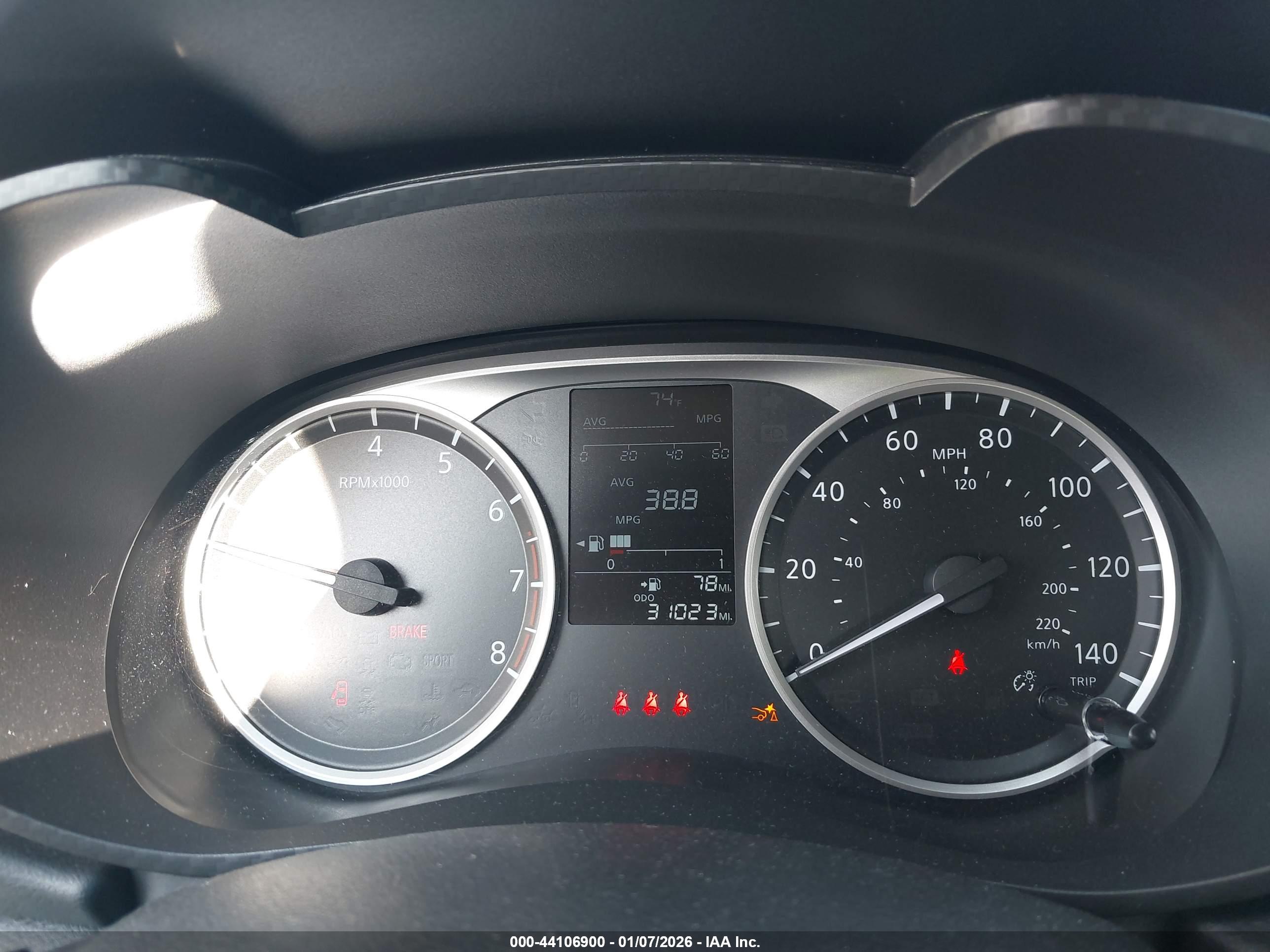 NISSAN VERSA image 7